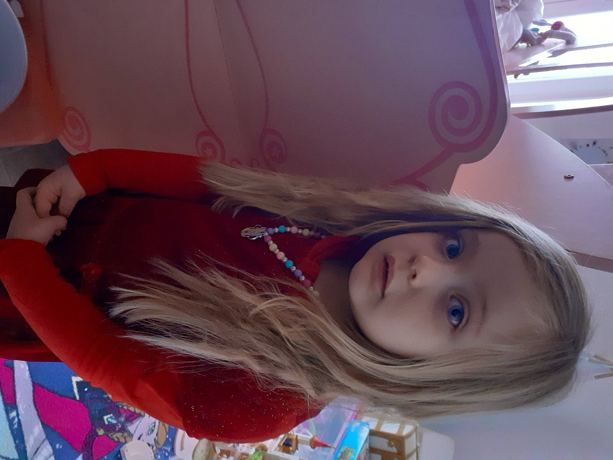 Fleuryne participe au concours pour gagner de l'argent avec cette photo : beauty, blond, child, comfort, eyelash, fun, hair_coloring, lip, long_hair, magenta, material_property, mouth, organ, person, pink, product, room, skin, textile, toddler