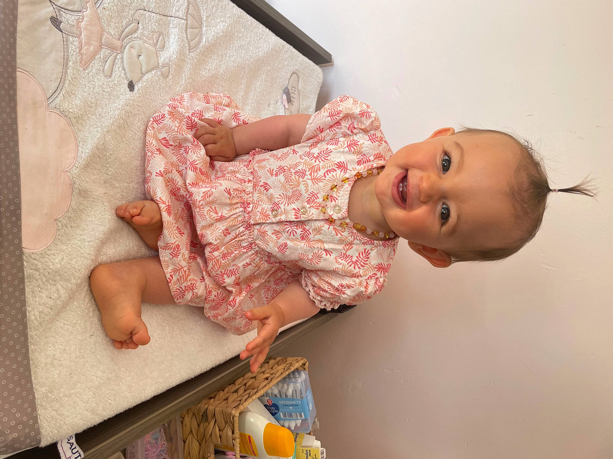 Léana a rejoint le concours — aidez-le/la à gagner de superbes lots ! baby, baby_toddler_clothing, cheek, child, dress, flesh, foot, happy, hat, human_leg, joy, neck, pattern, peach, person, room, skin, sleeve, smile, sock