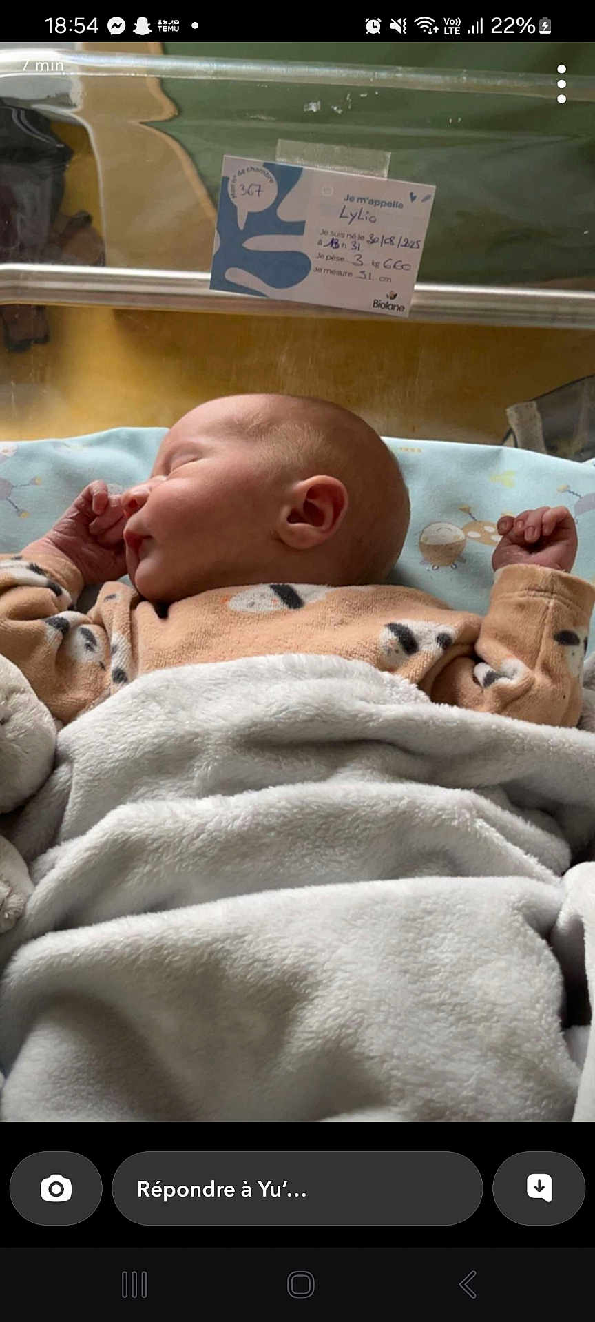 Lylio a rejoint le concours — aidez-le/la à gagner de superbes lots ! newborn, baby, sleeping, blanket, hospital, bassinet, infant, clothing, soft, cute, peaceful, child, indoors, portrait, closeup, resting, face, person, baby_clothes, sleep