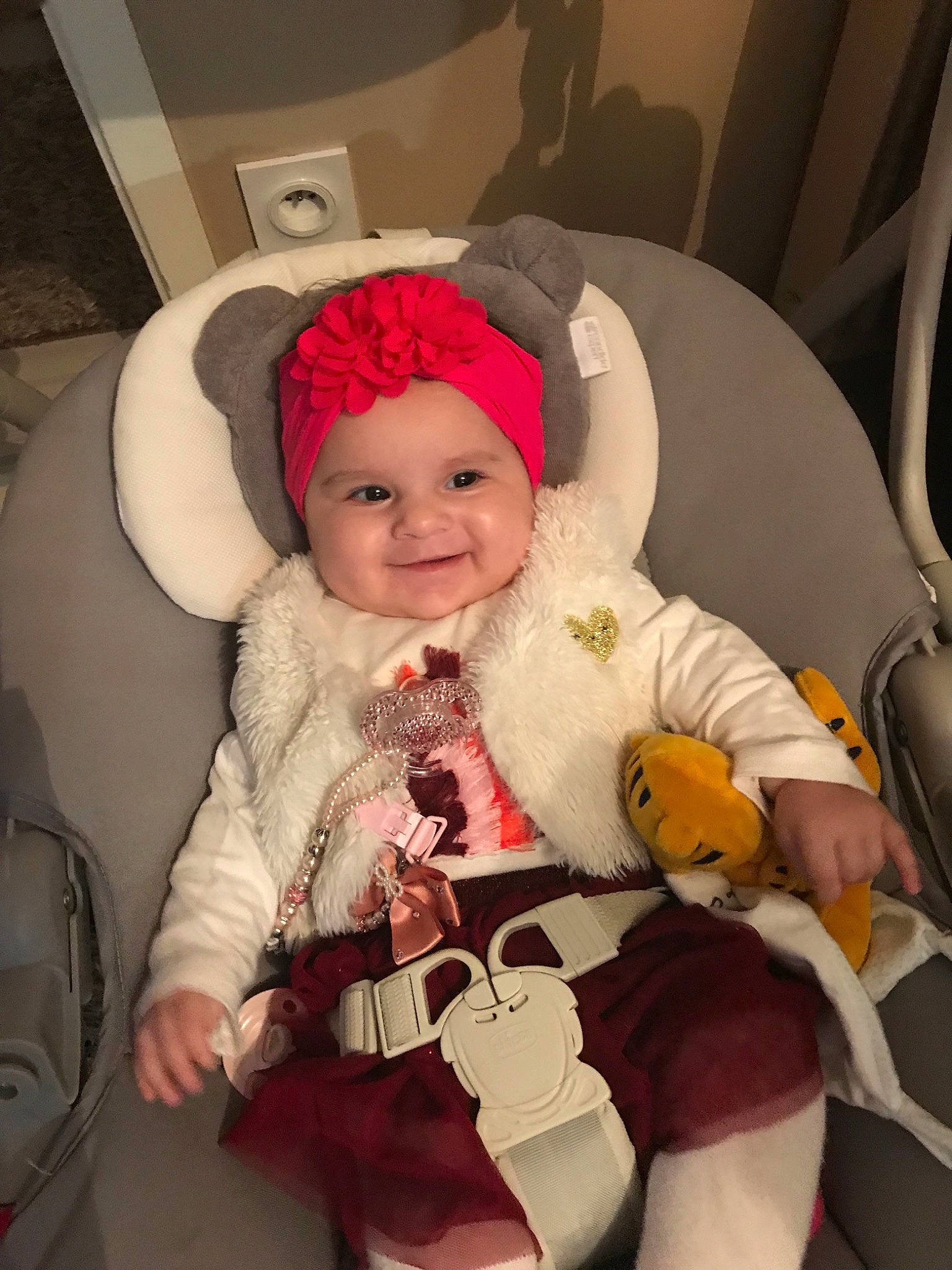 Elisabeth participe au concours pour gagner de l'argent avec cette photo : child, costume, girl, headgear, infant, joy, person, product, skin, textile, toddler