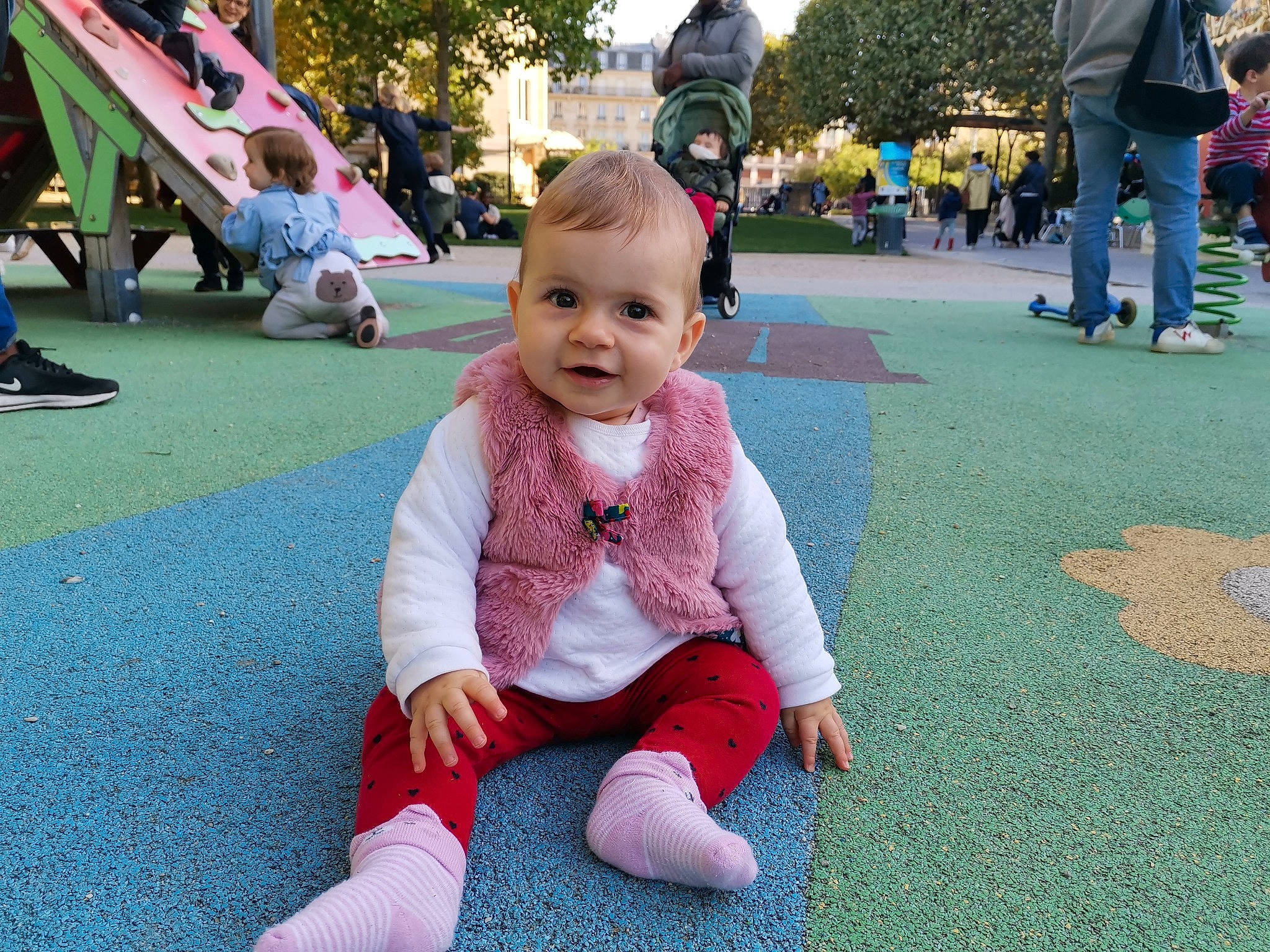 Sofiia participe au concours pour gagner de l'argent avec cette photo : baby, blurred, city, footwear, grass, happy, jeans, joy, leaf, leg, leisure, mammal, person, pink, plant, playground, shoe, smile, summer, toddler