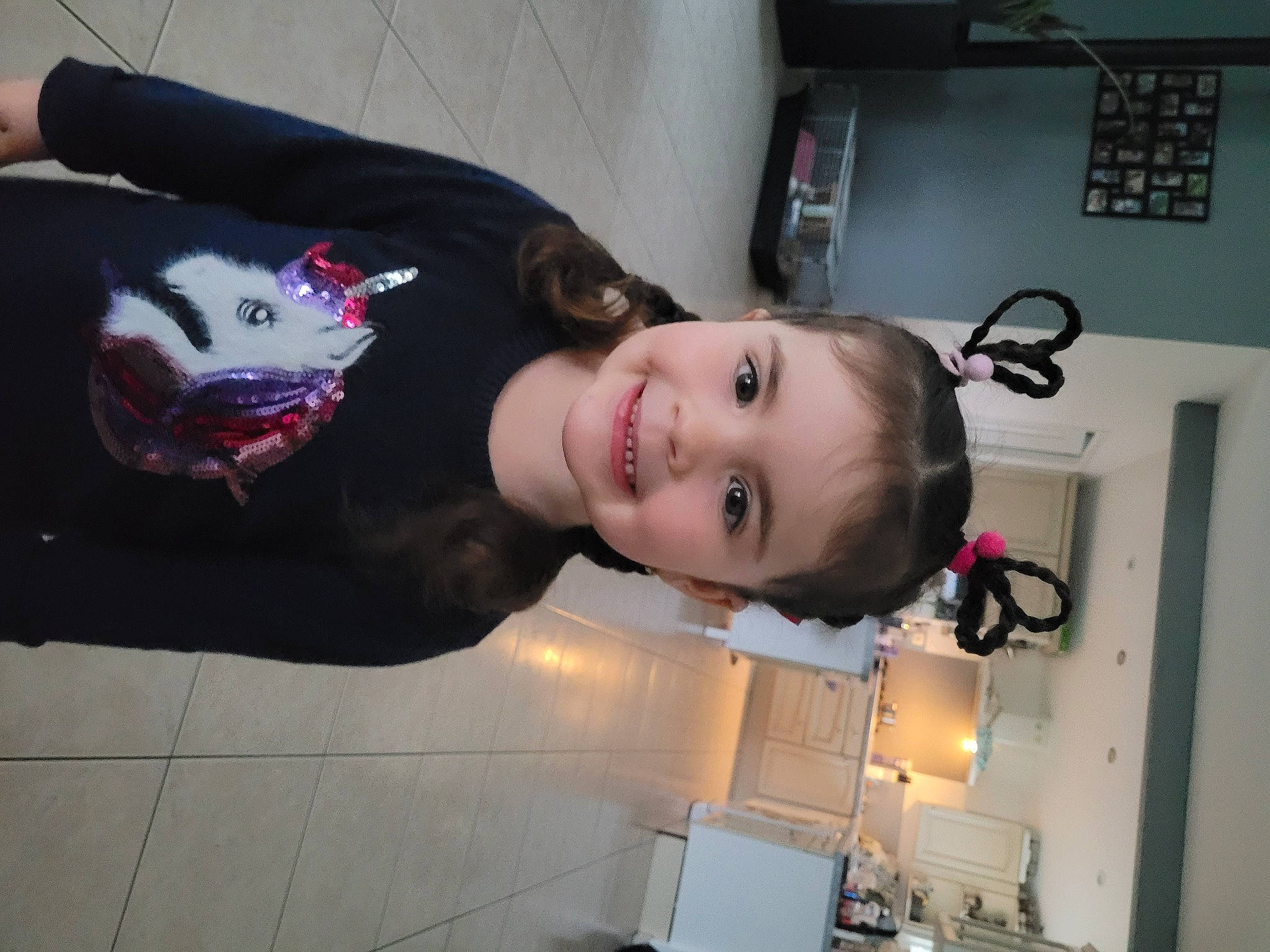 Prune a rejoint le concours — aidez-le/la à gagner de superbes lots ! child, eyelash, fashion_design, fun, house, joy, kitchen, machine, person, room, smile, toddler