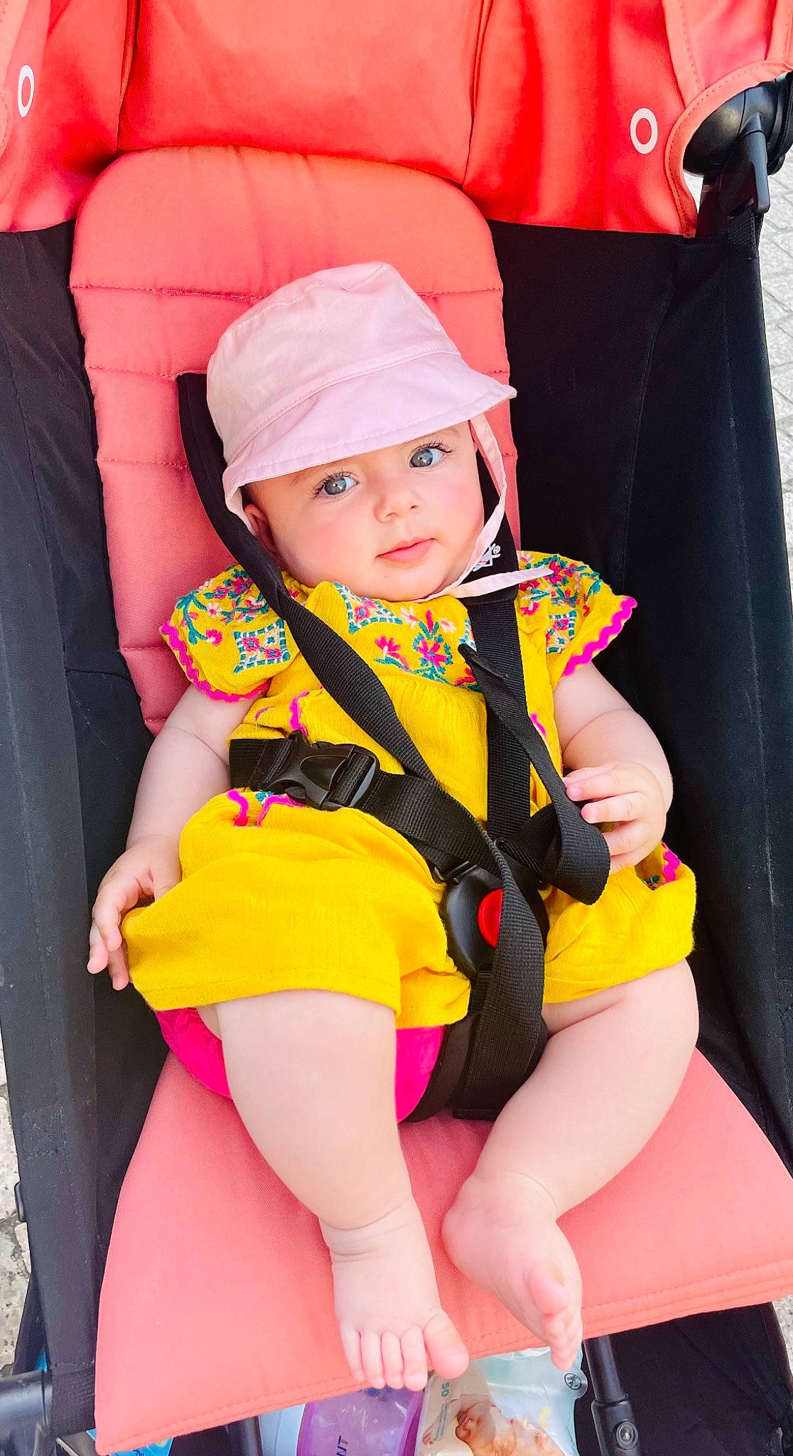 Shad a rejoint le concours — aidez-le/la à gagner de superbes lots ! abdomen, baby, baby_carriage, baby_toddler_clothing, cap, child, costume_hat, fun, happy, hat, headwear, human_leg, magenta, orange, person, pink, red, sitting, thigh, toddler