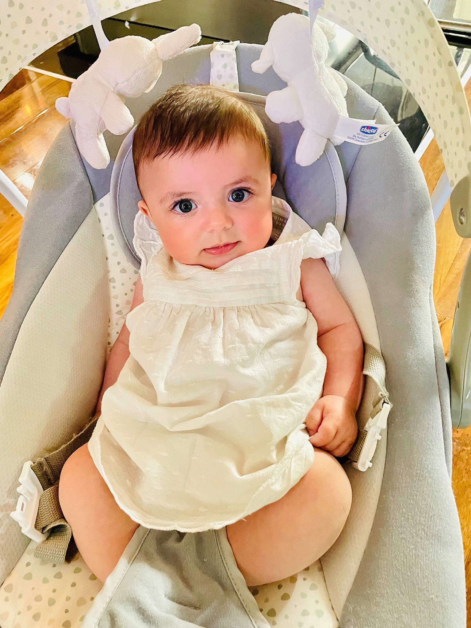 Shad a rejoint le concours — aidez-le/la à gagner de superbes lots ! baby, baby_products, baby_safety, baby_toddler_clothing, blond, chair, child, comfort, dress, hairstyle, happy, head, linens, person, product, sitting, skin, textile, thigh, toddler