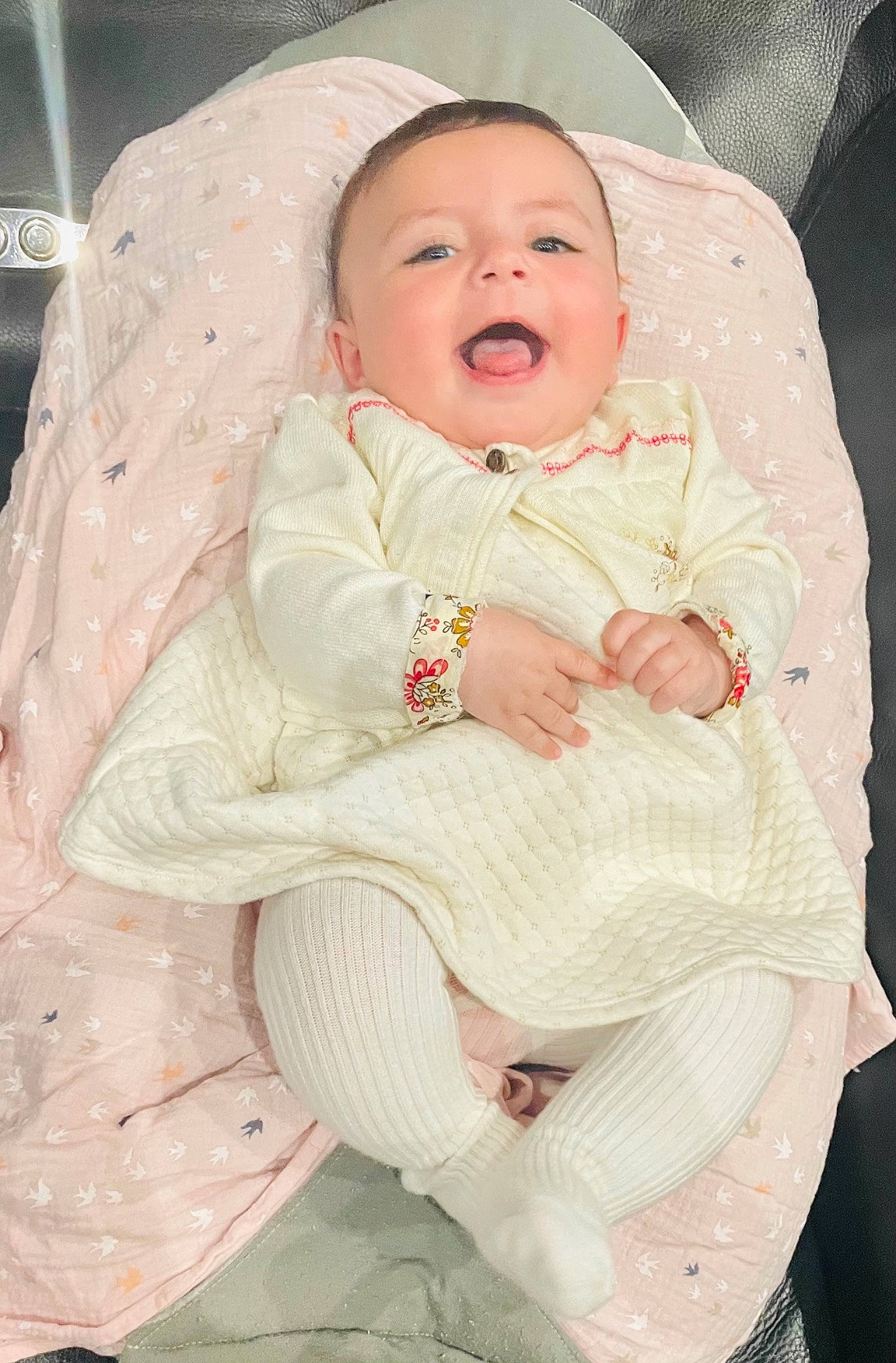 Shad a rejoint le concours — aidez-le/la à gagner de superbes lots ! baby, baby_toddler_clothing, cheek, child, comfort, dress, eye, face, happy, head, linens, lip, mammal, person, pink, sitting, skin, sleeve, smile, textile