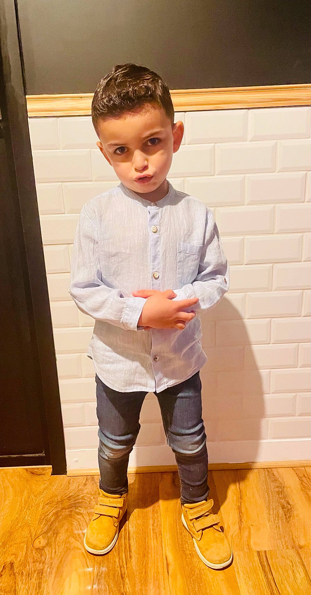 Mahdi participe au concours pour gagner de l'argent avec cette photo : baby_toddler_clothing, collar, cool, dress_shirt, fashion_design, footwear, hair, head, human_body, knee, leg, person, shorts, sleeve, sock, sportswear, street_fashion, t_shirt, thigh, waist