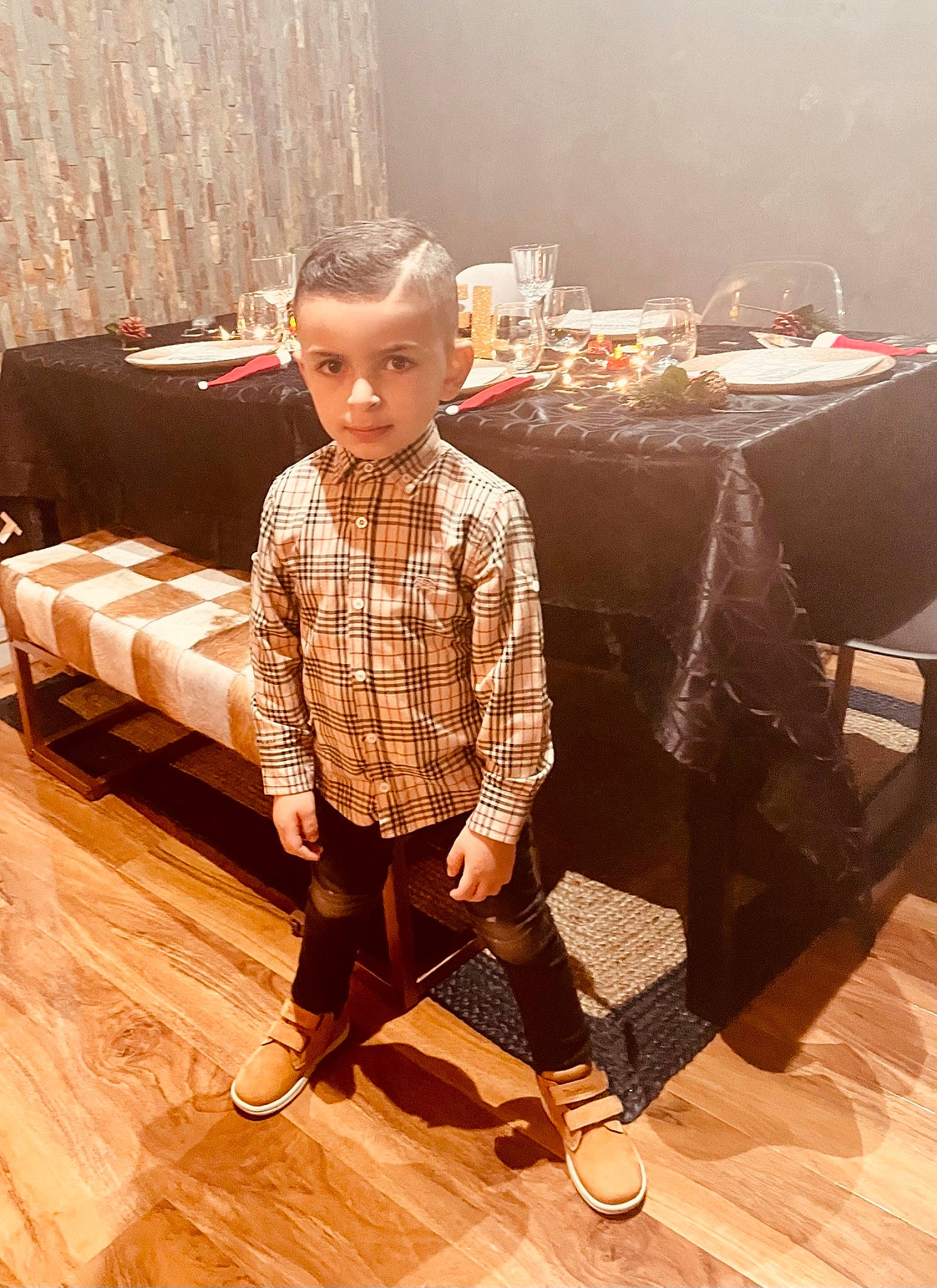 Mahdi a rejoint le concours — aidez-le/la à gagner de superbes lots ! chair, child, eyewear, fashion_design, flash_photography, floor, flooring, happy, hardwood, pattern, person, plaid, shoe, sitting, sleeve, street_fashion, t_shirt, table, tartan, textile