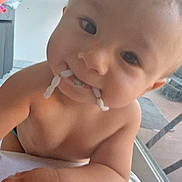 émilien participe au concours pour gagner de l'argent avec cette photo : arm, baby, beads, chewing, child, closeup, couch, curious, expression, face, furniture, home, human, indoors, infant, necklace, person, skin, window, young