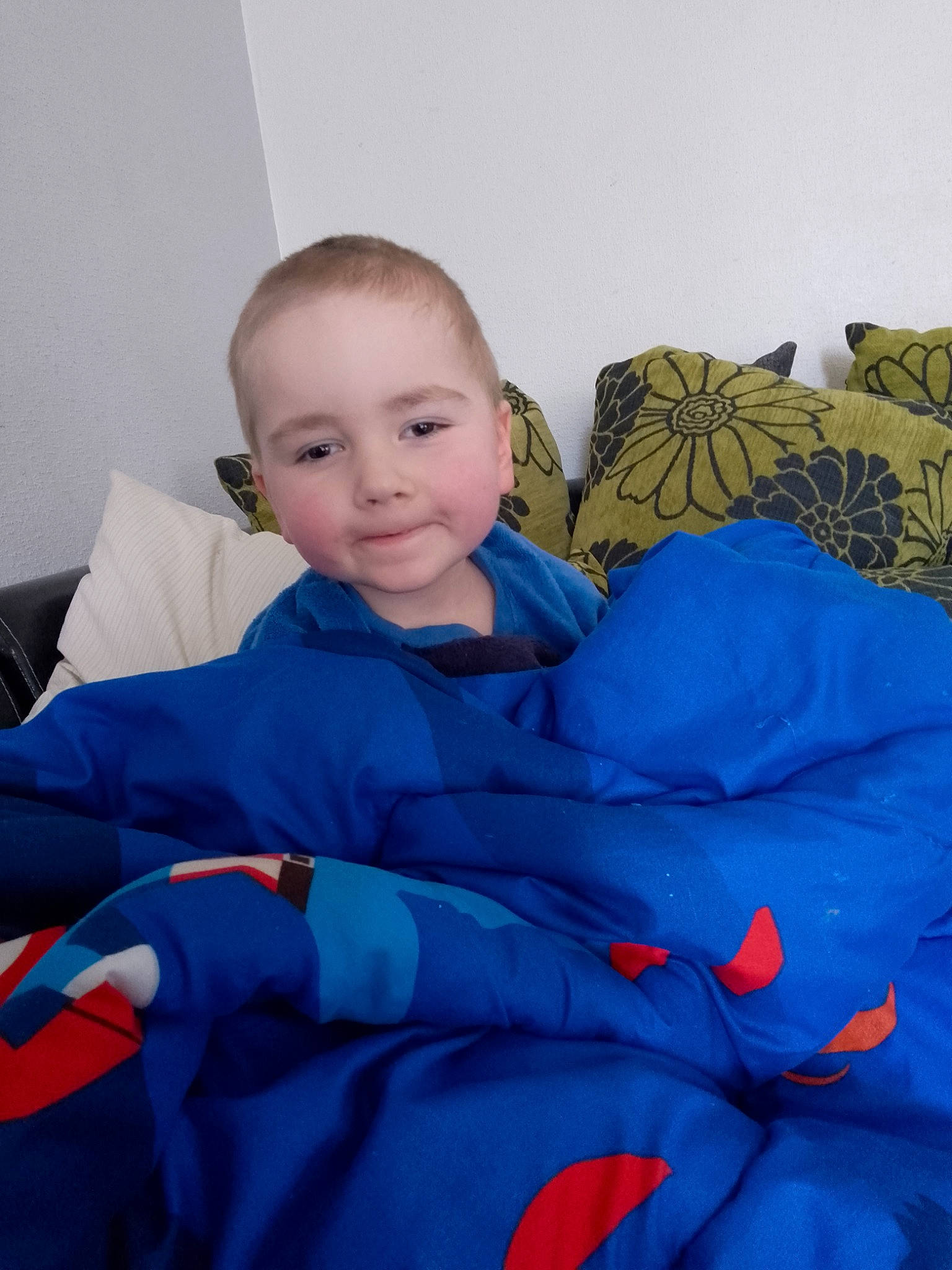 Leanzo a rejoint le concours — aidez-le/la à gagner de superbes lots ! baby, baby_toddler_clothing, child, comfort, couch, electric_blue, fun, happy, joy, linens, person, room, sitting, sleeve, smile, toddler