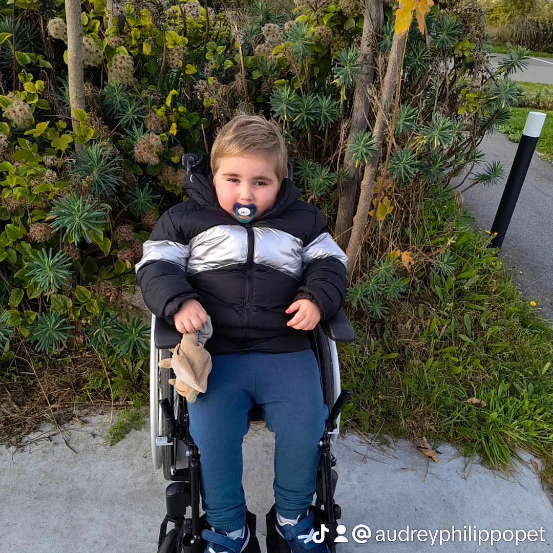 Leanzo a rejoint le concours — aidez-le/la à gagner de superbes lots ! boy, chair, child, clothing, e_scooter, face, footwear, furniture, head, male, pants, person, photography, plant, portrait, shoe, transportation, tree, vegetation, vehicle