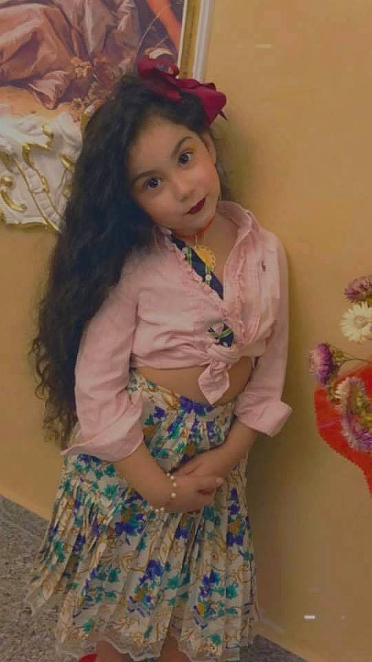 Elisabeth participe au concours pour gagner de l'argent avec cette photo : baby_toddler_clothing, child, costume, day_dress, face, fashion_design, hairstyle, happy, hime_cut, iris, long_hair, necklace, peach, person, pink, plant, skin, sleeve, textile, toddler