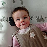 Amélia a rejoint le concours — aidez-le/la à gagner de superbes lots ! baby, child, face, person, infant, clothing, pink, brown, star, pattern, animal, cute, portrait, indoors, smile, young, head, eyes, skin, soft