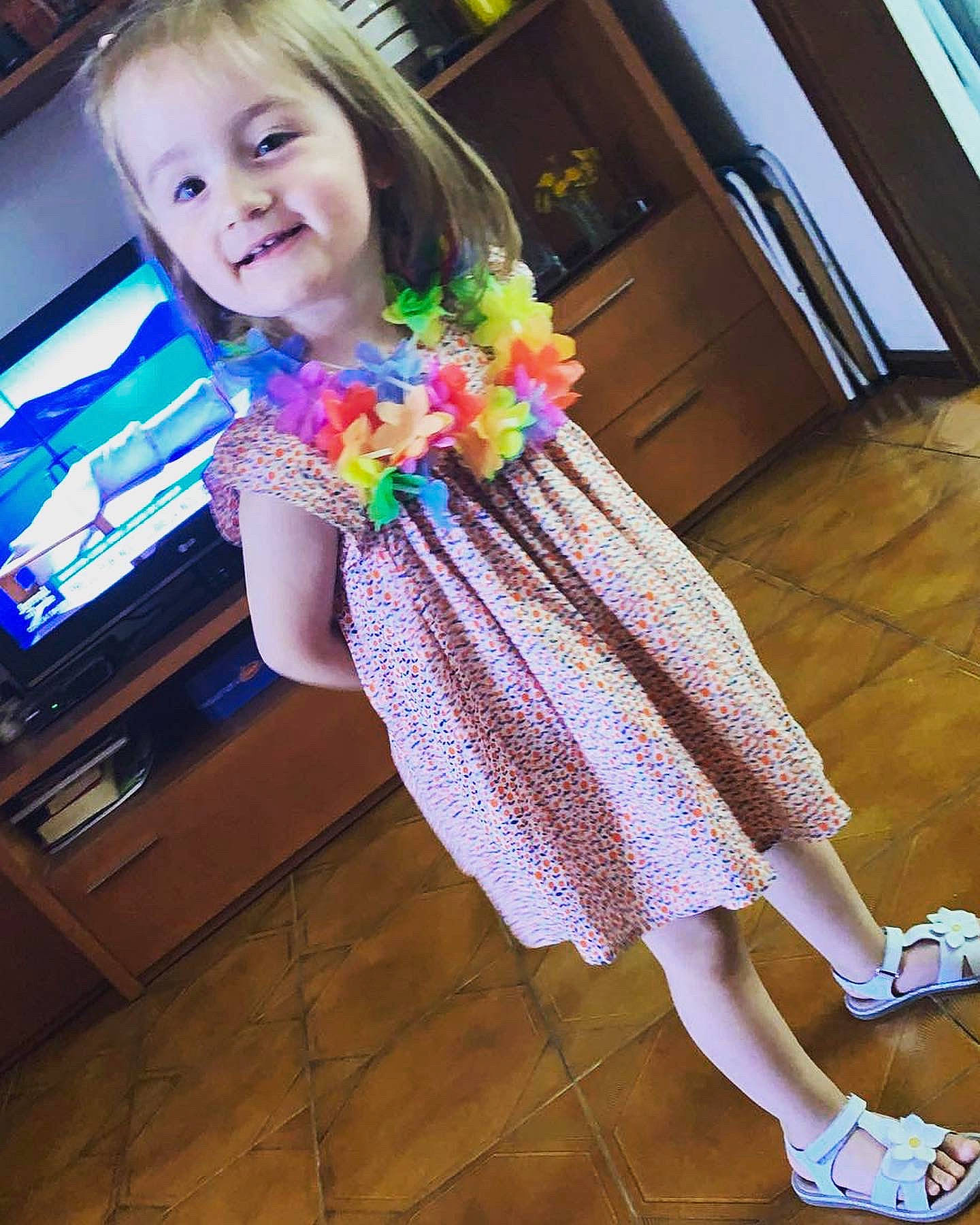 Kiara participe au concours pour gagner de l'argent avec cette photo : child, electric_blue, event, fashion_accessory, fashion_design, flooring, foot, fun, hairstyle, happy, human_leg, joy, magenta, person, pink, sandal, shoulder, smile, television, television_set