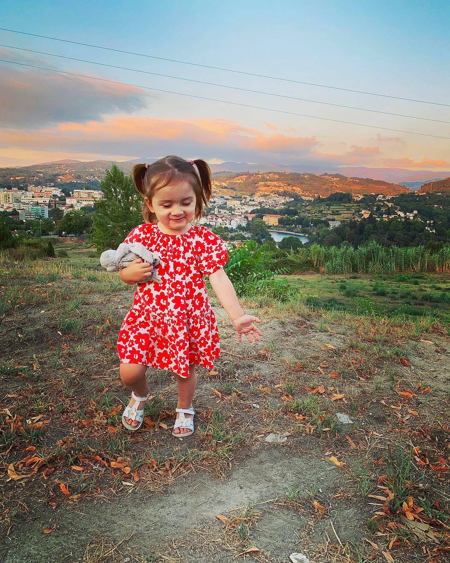 Kiara participe au concours pour gagner de l'argent avec cette photo : cloud, dress, flash_photography, flower, fun, grass, grassland, happy, horizon, joy, landscape, people_in_nature, person, plain, plant, sky, soil, standing, sunlight, tints_and_shades