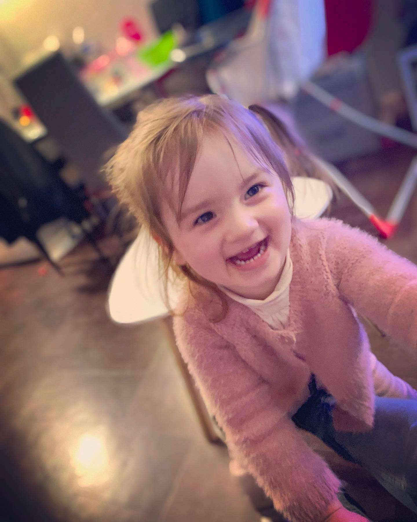 Kiara a rejoint le concours — aidez-le/la à gagner de superbes lots ! cool, face, facial_expression, floor, flooring, fun, hair, hairstyle, happy, head, iris, joy, leisure, lip, magenta, person, purple, recreation, skin, smile