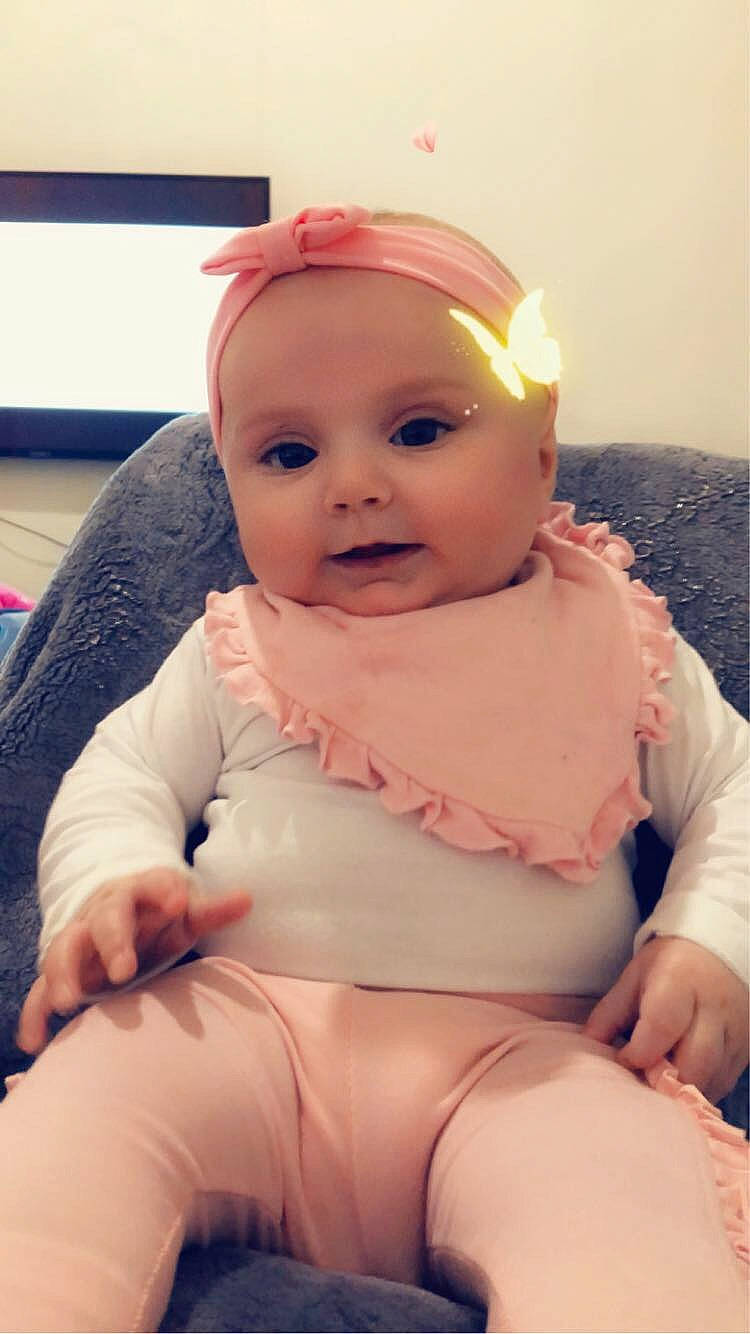 Nalia participe au concours pour gagner de l'argent avec cette photo : baby, cheek, child, face, head, headgear, lip, person, pink, sitting, skin, smile, toddler