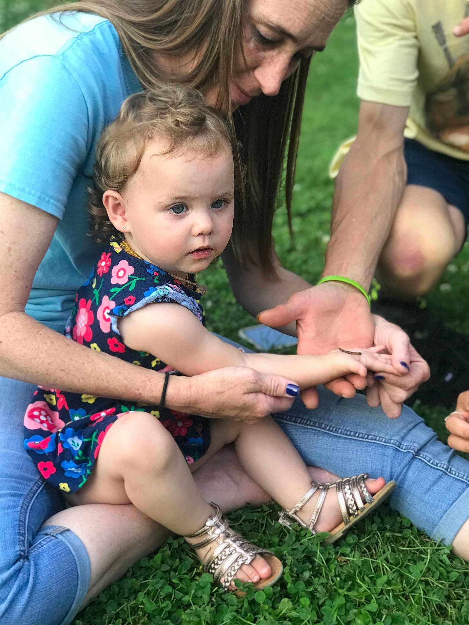 Kynslee is registered to the contest to win money with this photo: child, daughter, finger, fun, grass, lawn, leg, person, plant, play, sibling, sitting, toddler