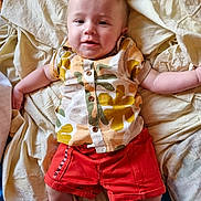 Félix a rejoint le concours — aidez-le/la à gagner de superbes lots ! baby, blanket, casual, child, clothing, comfort, cute, fabric, face, happy, indoors, infant, lying_down, person, relaxed, shirt, shorts, skin, smiling, young