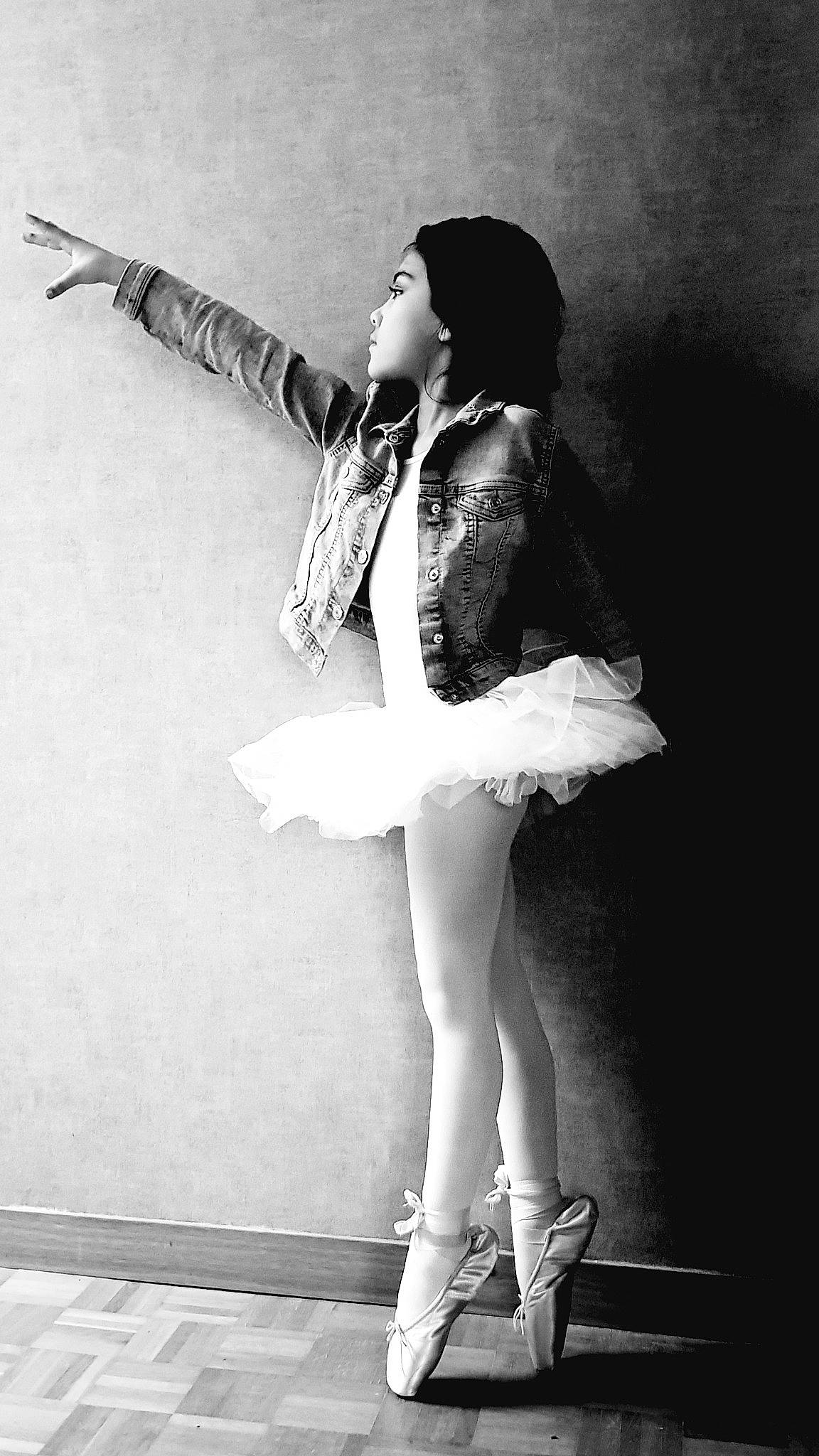 Aliyah participe au concours pour gagner de l'argent avec cette photo : arm, clothing, dancer, dress, entertainment, event, eye, eyewear, face, fun, hair, hairstyle, head, human, leg, lighting, monochrome, people, performing_arts, person