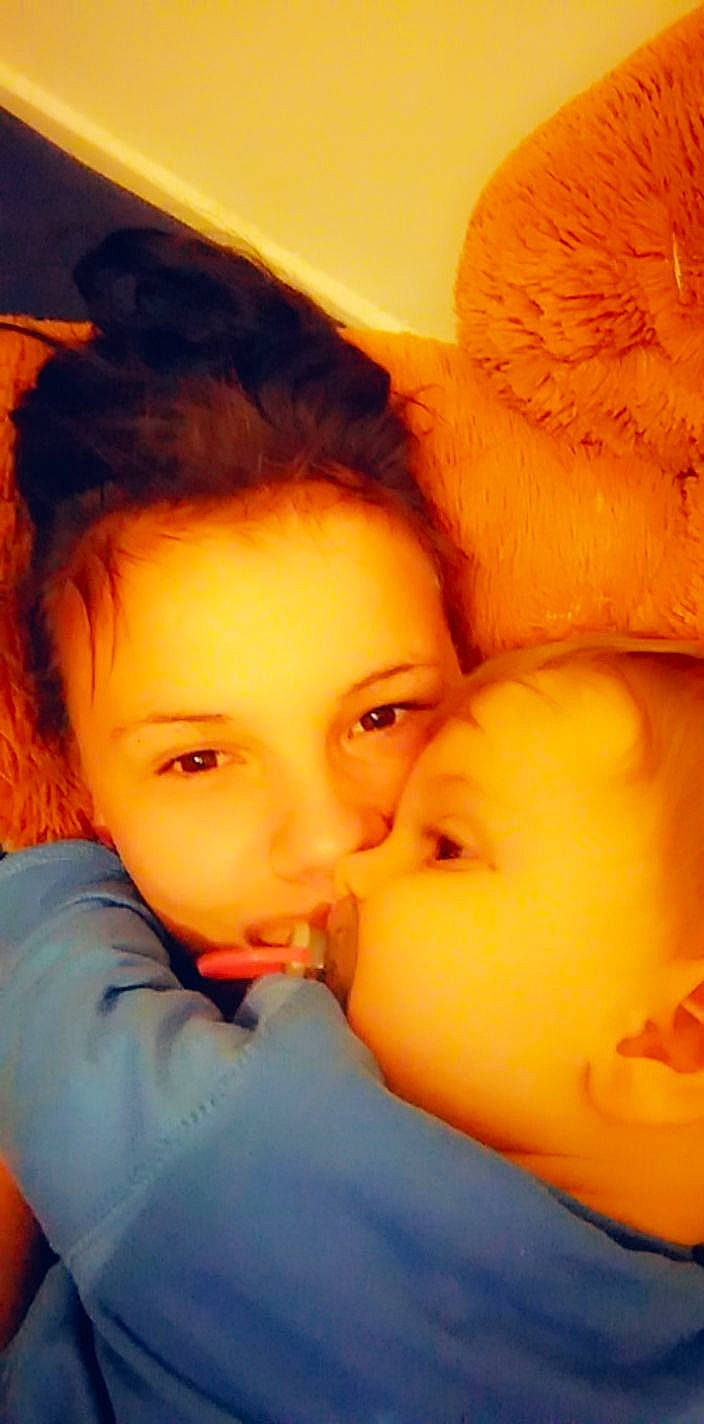 Tyno a rejoint le concours — aidez-le/la à gagner de superbes lots ! cheek, child, eye, face, forehead, gesture, happy, hug, interaction, lip, love, mother, mouth, nose, person