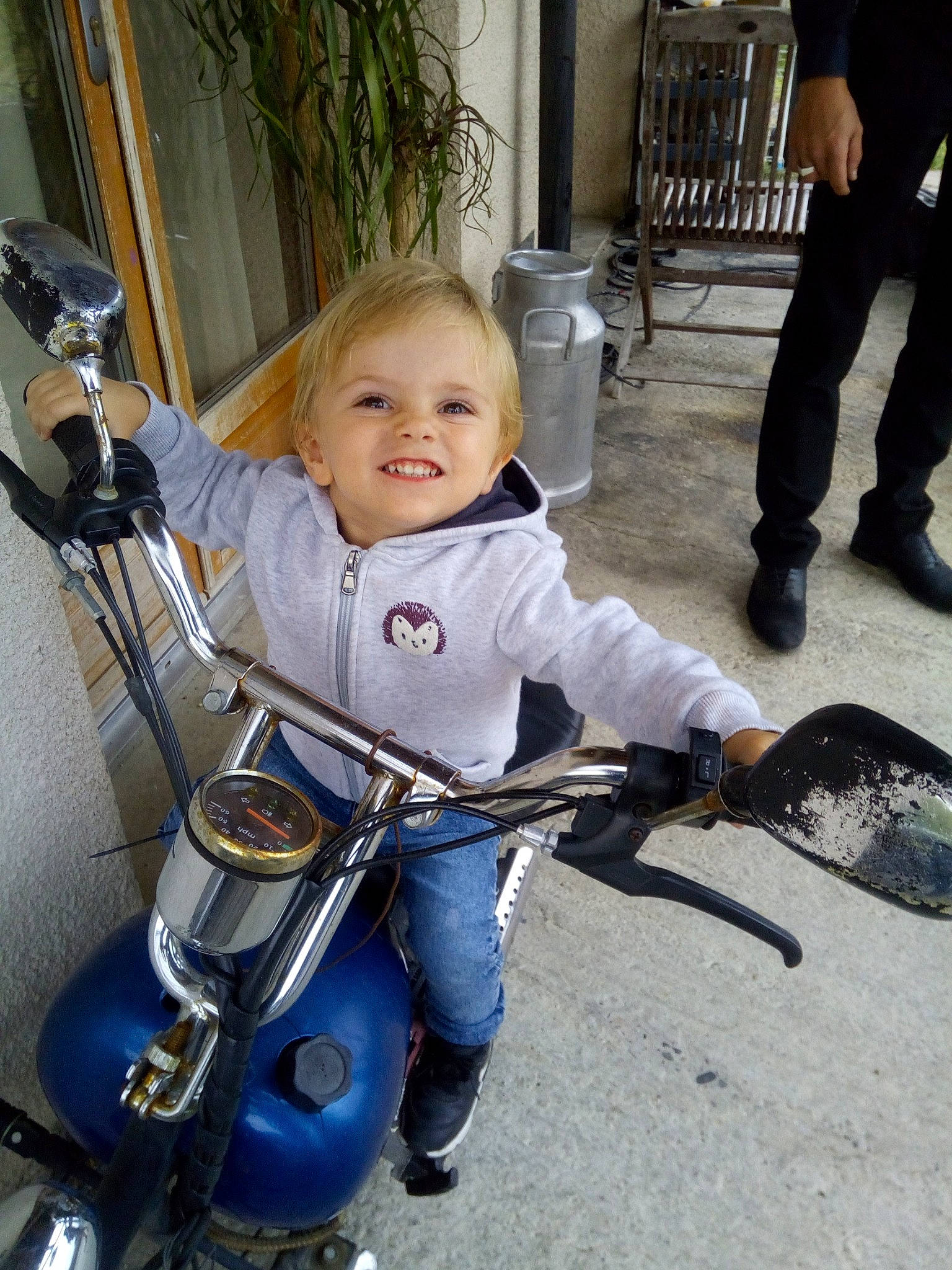 Tyno participe au concours pour gagner de l'argent avec cette photo : child, joy, person, product, toddler, vehicle