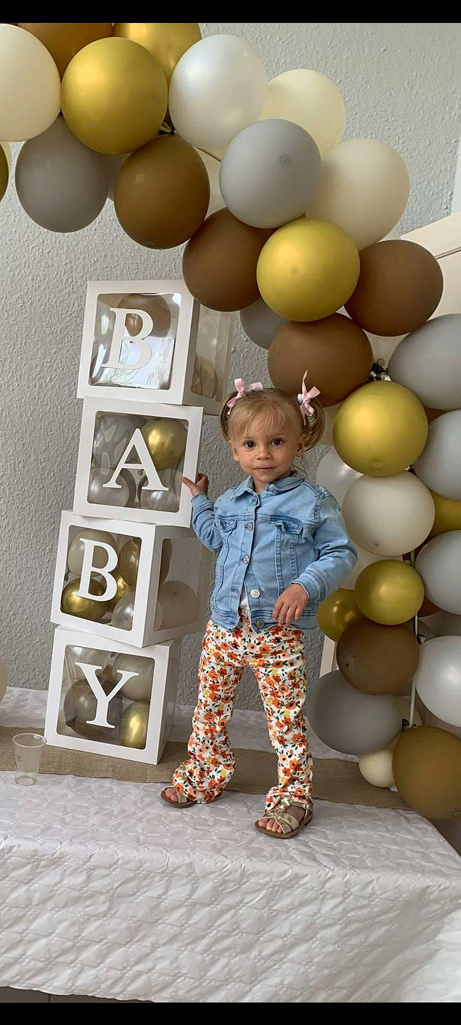 Nélya a rejoint le concours — aidez-le/la à gagner de superbes lots ! baby, baby_toddler_clothing, balloon, child, design, event, fashion_design, fun, happy, lighting, party_supply, pattern, person, picture_frame, room, sitting, textile, toddler, toy, visual_arts