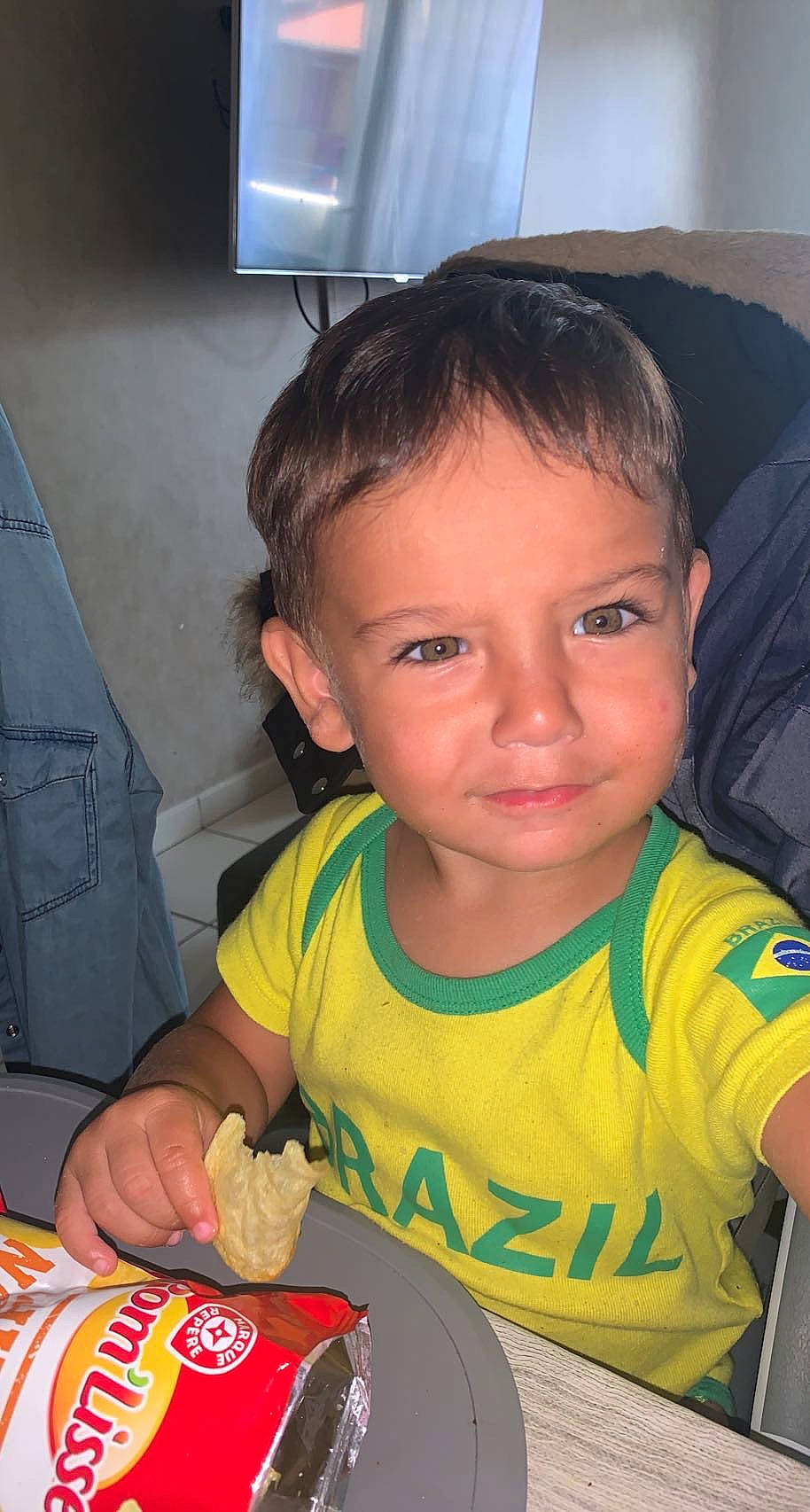 Ouneys a rejoint le concours — aidez-le/la à gagner de superbes lots ! baby_toddler_clothing, carmine, chair, cheek, child, chin, eyelash, finger, forehead, fun, happy, iris, joy, lip, mouth, nose, person, sitting, skin, t_shirt