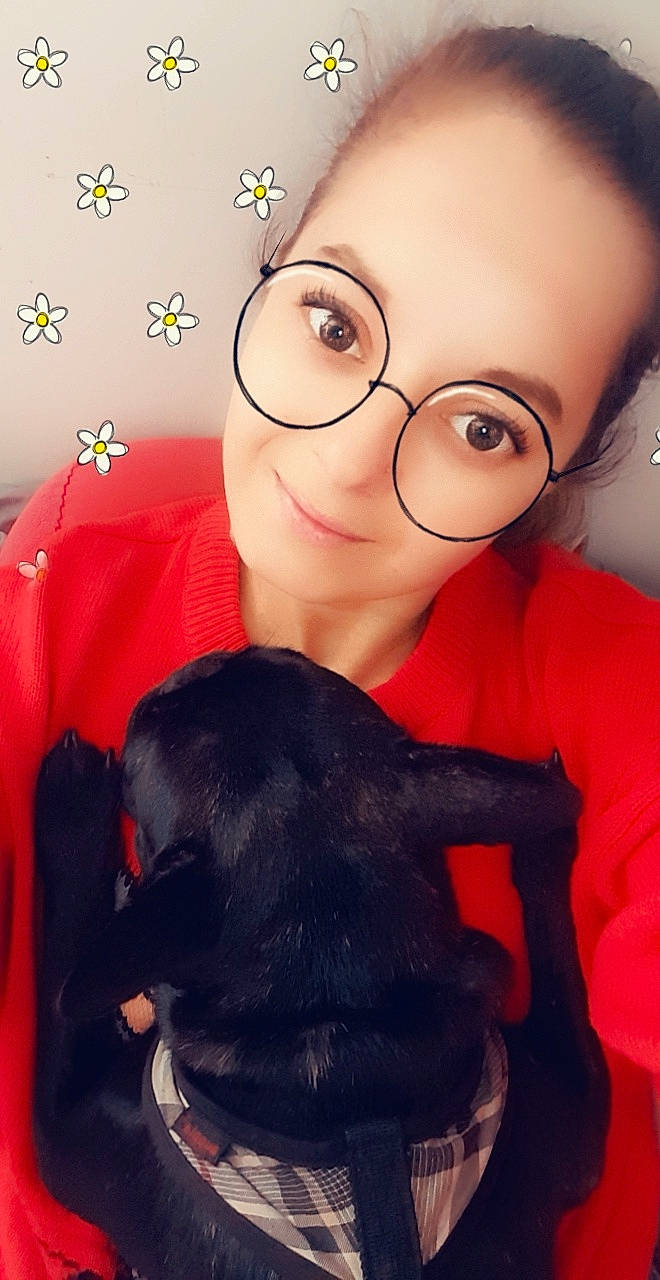 Orena a rejoint le concours — aidez-le/la à gagner de superbes lots ! black_hair, ear, fun, gesture, glasses, head, lip, mouth, nose, selfie, smile