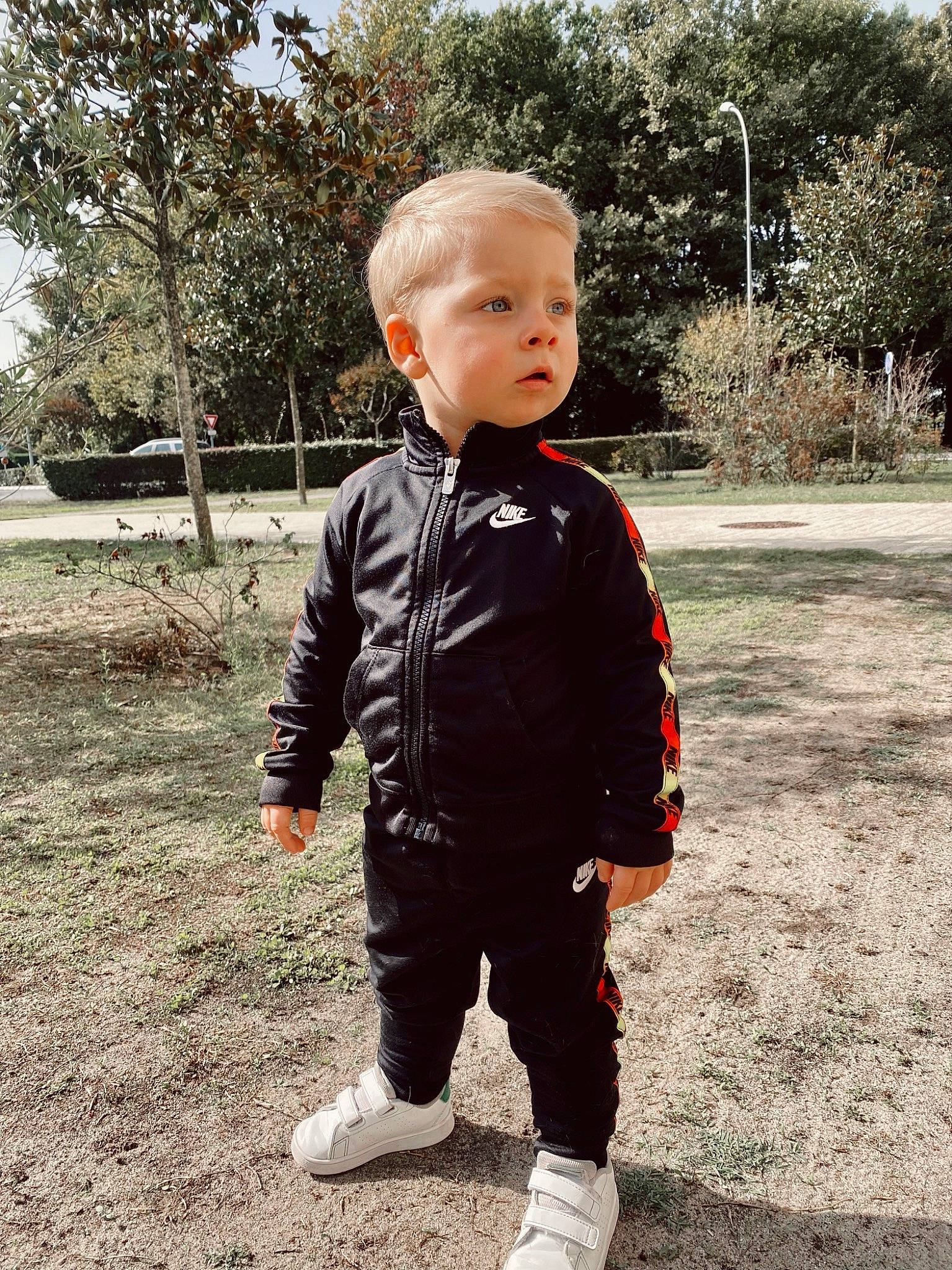 Julian participe au concours pour gagner de l'argent avec cette photo : baby, baby_toddler_clothing, child, face, grass, happy, head, human_body, jacket, pattern, people_in_nature, person, plant, portrait_photography, sitting, sleeve, soil, spring, t_shirt, toddler