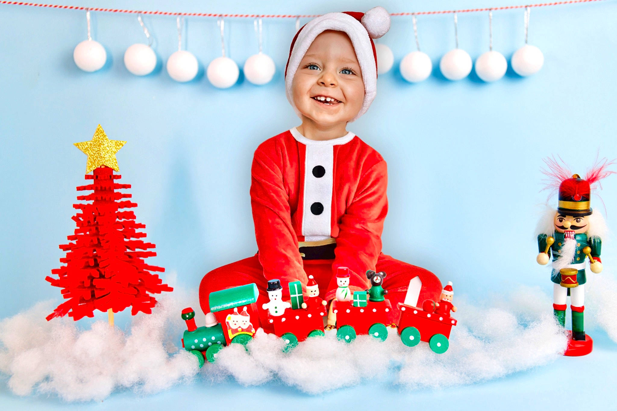 Julian a rejoint le concours — aidez-le/la à gagner de superbes lots ! baby_toddler_clothing, christmas, christmas_decoration, christmas_eve, christmas_ornament, christmas_tree, event, evergreen, happy, headwear, holiday, holiday_ornament, joy, ornament, person, picture_frame, red, santa_claus, sleeve, smile