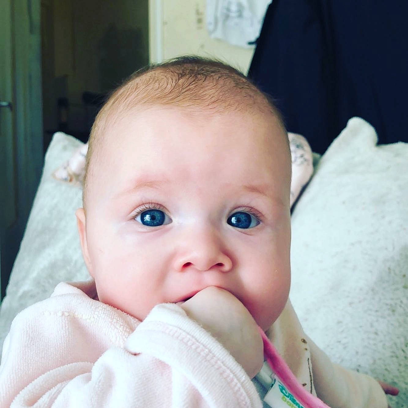 Lucie participe au concours pour gagner de l'argent avec cette photo : baby, beauty, cheek, child, chin, eye, eyebrow, face, forehead, head, iris, lip, mouth, nose, organ, person, pink, product, skin, smile