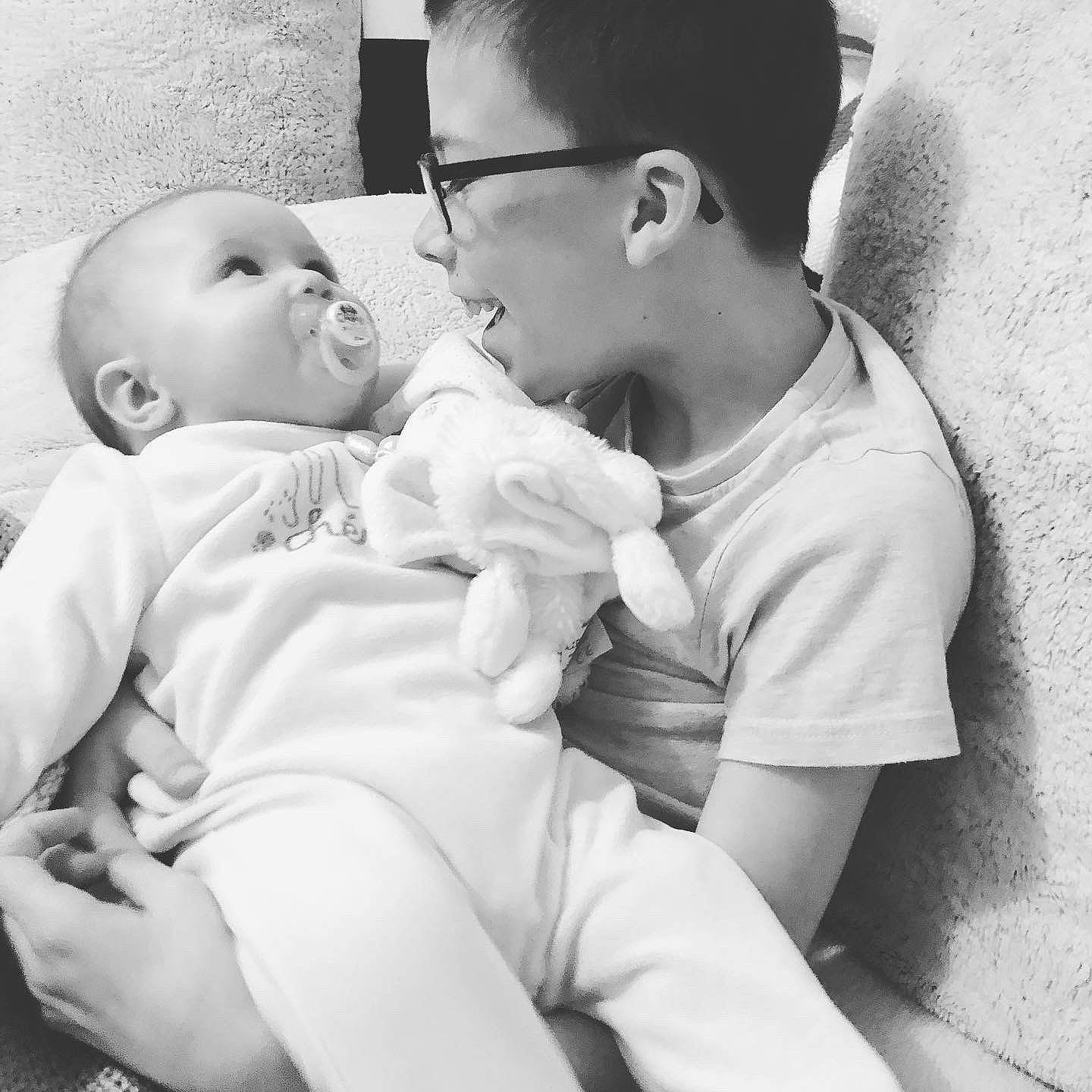 Lucie a rejoint le concours — aidez-le/la à gagner de superbes lots ! baby, black_and_white, child, gesture, monochrome, monochrome_photography, person, photograph, photography, snapshot, stock_photography, style, toddler