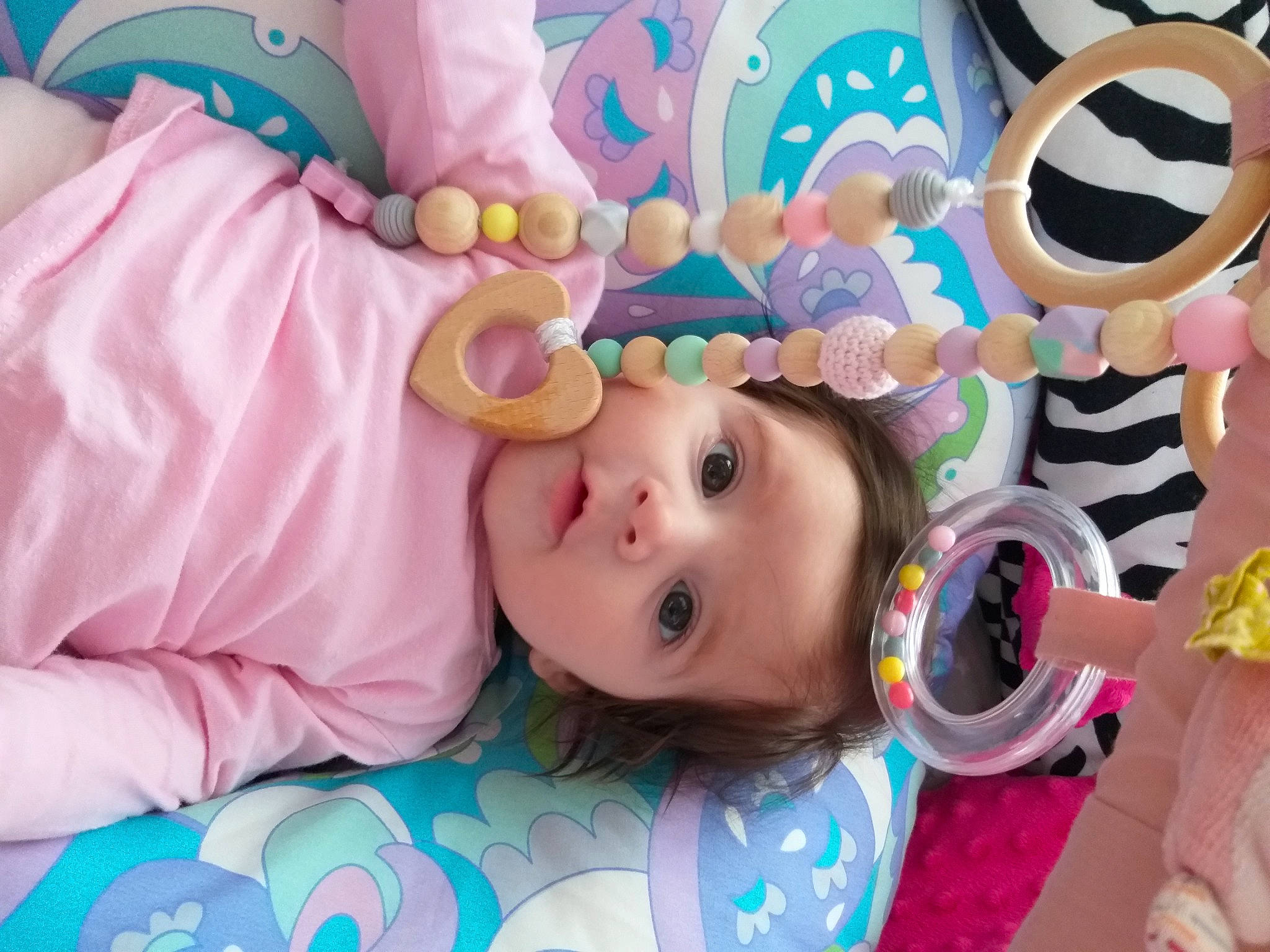 Mara participe au concours pour gagner de l'argent avec cette photo : baby, baby_products, baby_toddler_clothing, baby_toys, cheek, child, ear, eyelash, fun, happy, nose, person, pink, play, product, room, skin, textile, toddler, toy