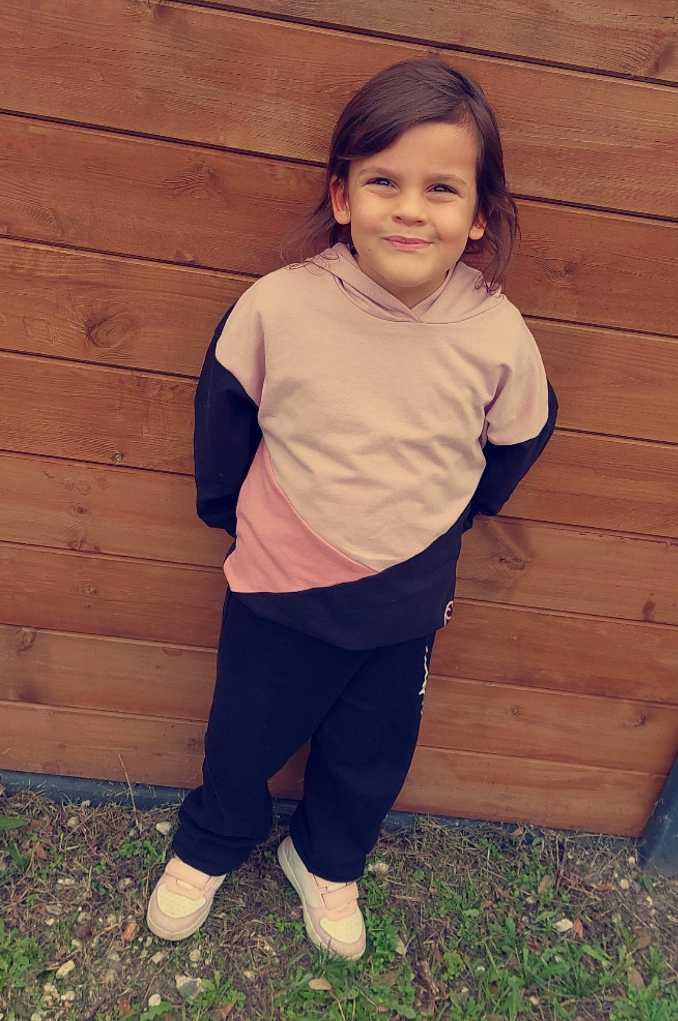 Lyah a rejoint le concours — aidez-le/la à gagner de superbes lots ! baby_toddler_clothing, flash_photography, fun, grass, hair, happy, human_body, human_leg, joy, knee, people_in_nature, person, plant, sleeve, smile, t_shirt, thigh, tints_and_shades, toddler, tree