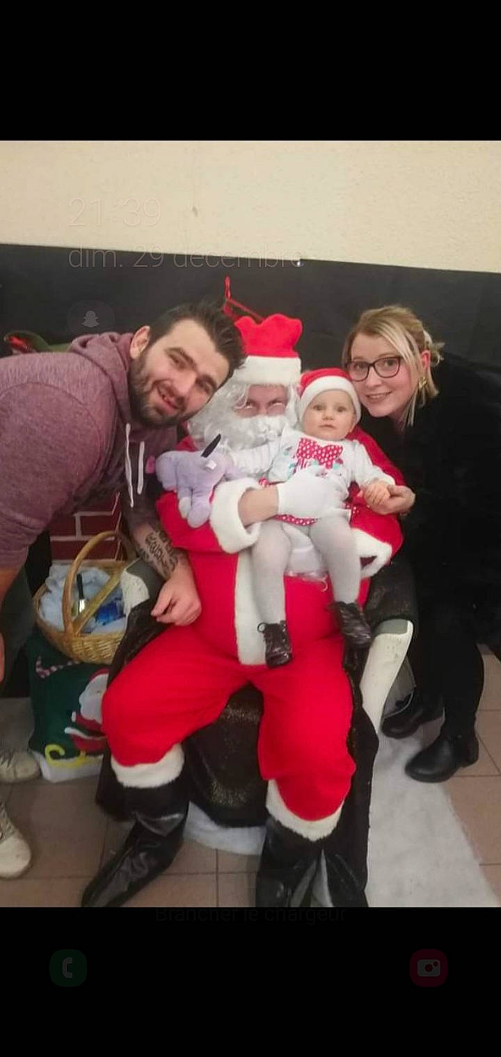 Liza a rejoint le concours — aidez-le/la à gagner de superbes lots ! child, christmas, christmas_eve, costume, fictional_character, holiday, joy, lap, leg, person, santa_claus, selfie, thigh, toddler