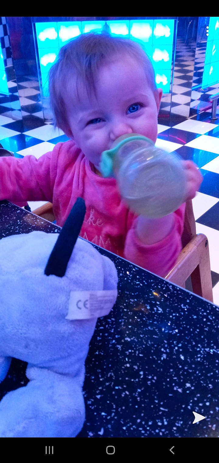 Liza a rejoint le concours — aidez-le/la à gagner de superbes lots ! baby, child, fun, joy, person, play, toddler, water