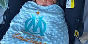 Emiliano a rejoint le concours — aidez-le/la à gagner de superbes lots ! baby, infant, newborn, car_seat, blanket, embroidered_blanket, knit_hat, beanie, bear_ears, face, portrait, indoors, airbag_label, warning_sticker, bedding, blue_blanket, cozy, cute, resting, transportation