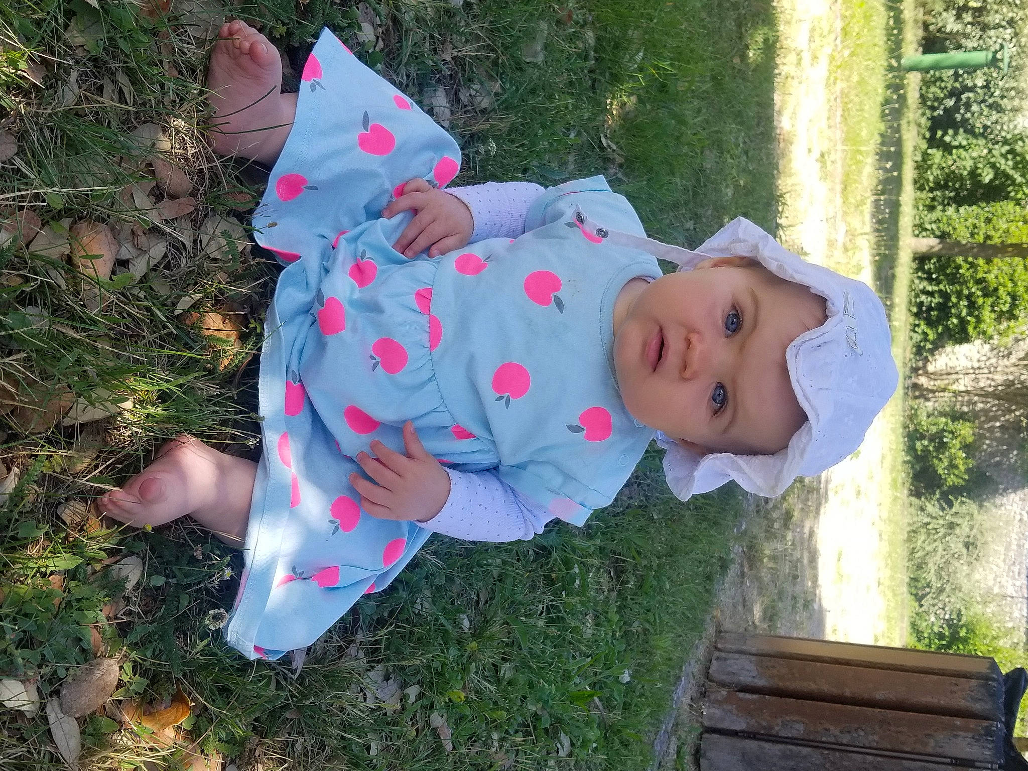 Lyana participe au concours pour gagner de l'argent avec cette photo : baby, baby_toddler_clothing, carmine, child, fun, garden, grass, happy, hat, headwear, leisure, pattern, people_in_nature, person, plant, recreation, sitting, toddler, tree, yard