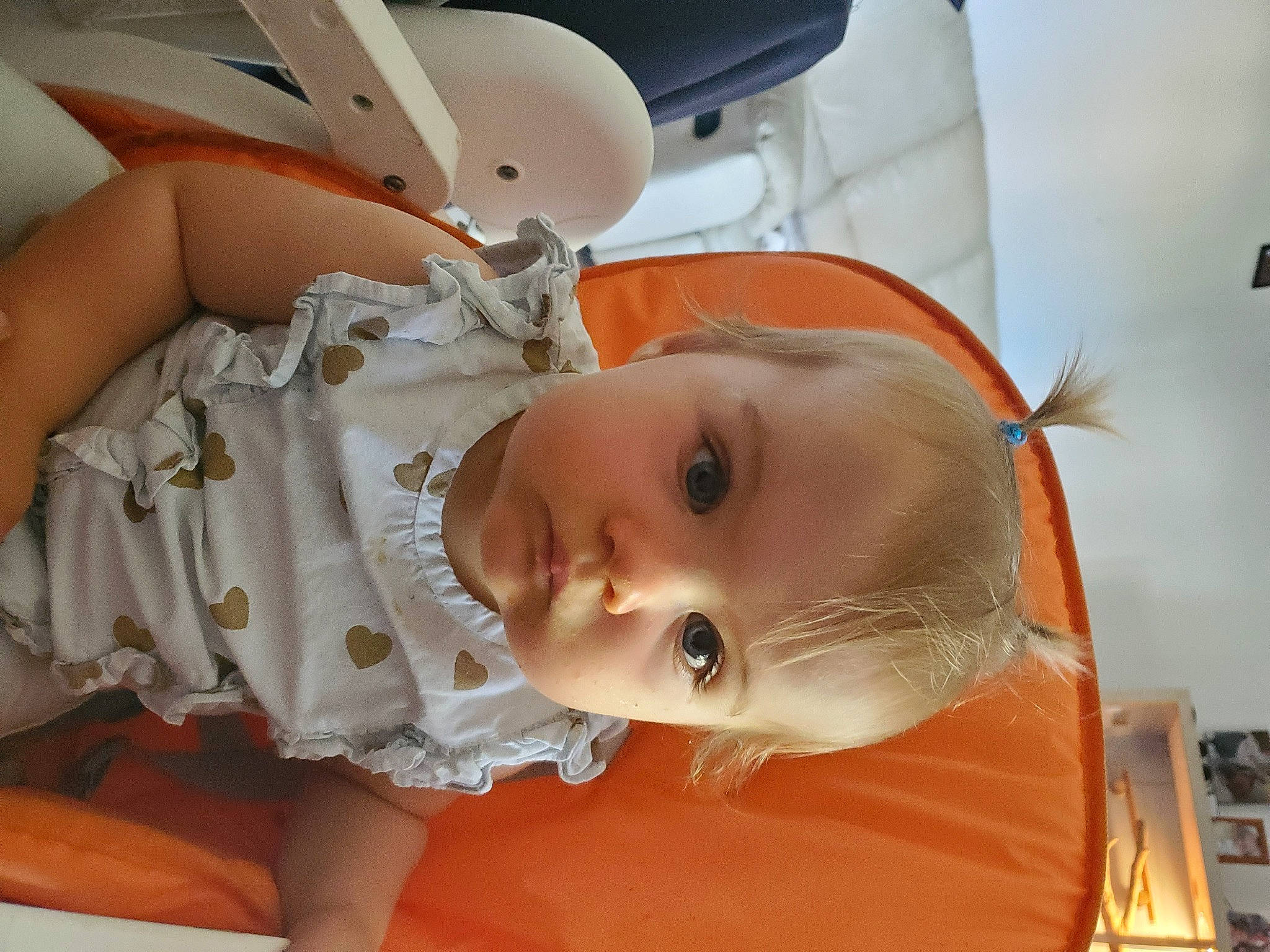 Lyana participe au concours pour gagner de l'argent avec cette photo : baby, baby_products, baby_toddler_clothing, cheek, child, comfort, fashion_accessory, fun, happy, hat, person, room, toddler