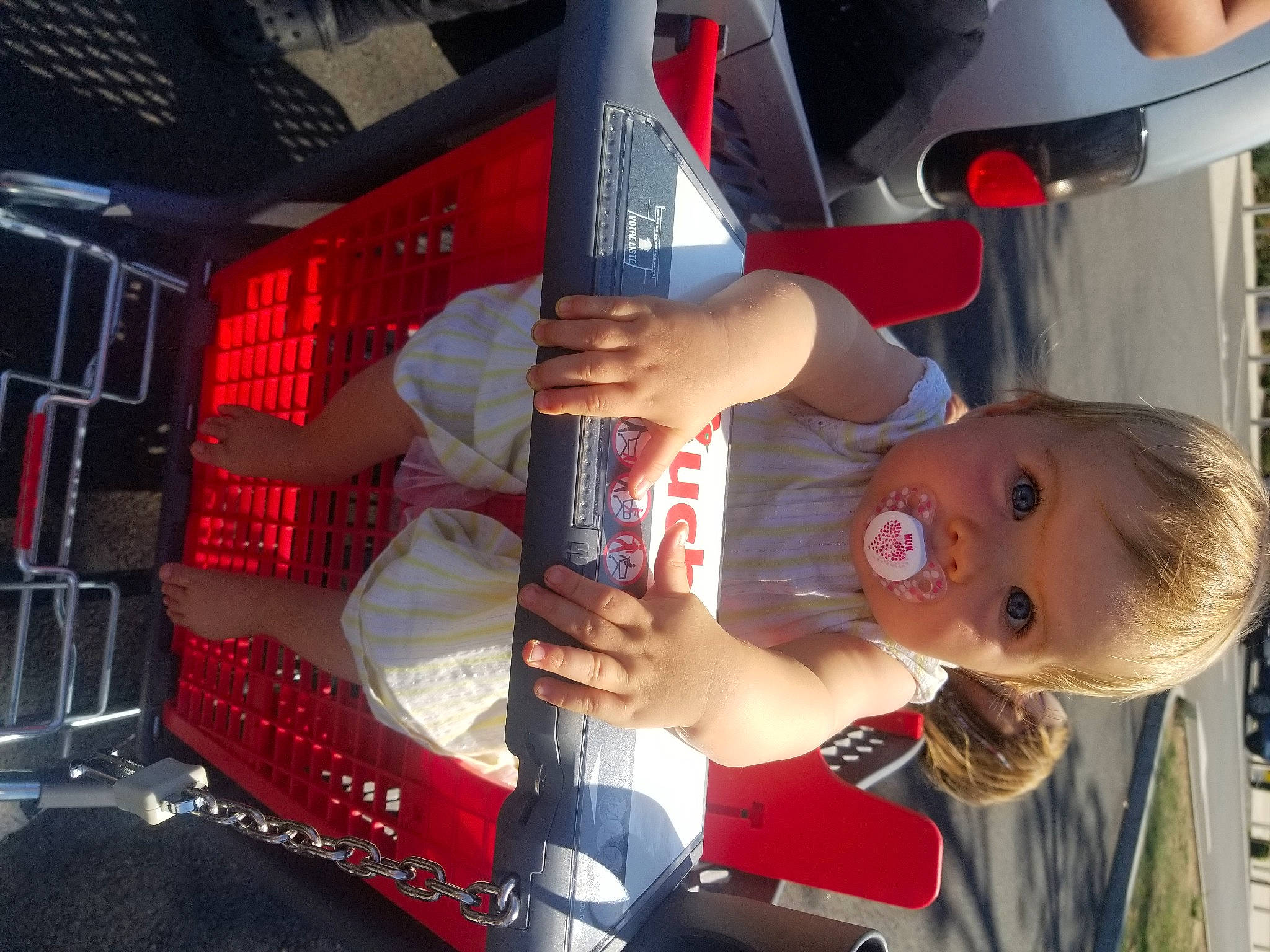 Lyana a rejoint le concours — aidez-le/la à gagner de superbes lots ! auto_part, automotive_design, automotive_exterior, automotive_lighting, automotive_wheel_system, bumper, child, elbow, fun, human_leg, leisure, machine, motor_vehicle, person, t_shirt, thigh, toddler, transport, vehicle, vehicle_door