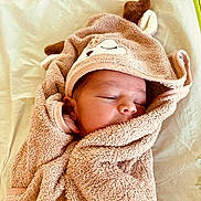 Soann a rejoint le concours — aidez-le/la à gagner de superbes lots ! baby, newborn, towel, wrapped, sleeping, cozy, soft, cute, infant, face, head, skin, blanket, bed, rest, comfort, child, portrait, indoors, warm