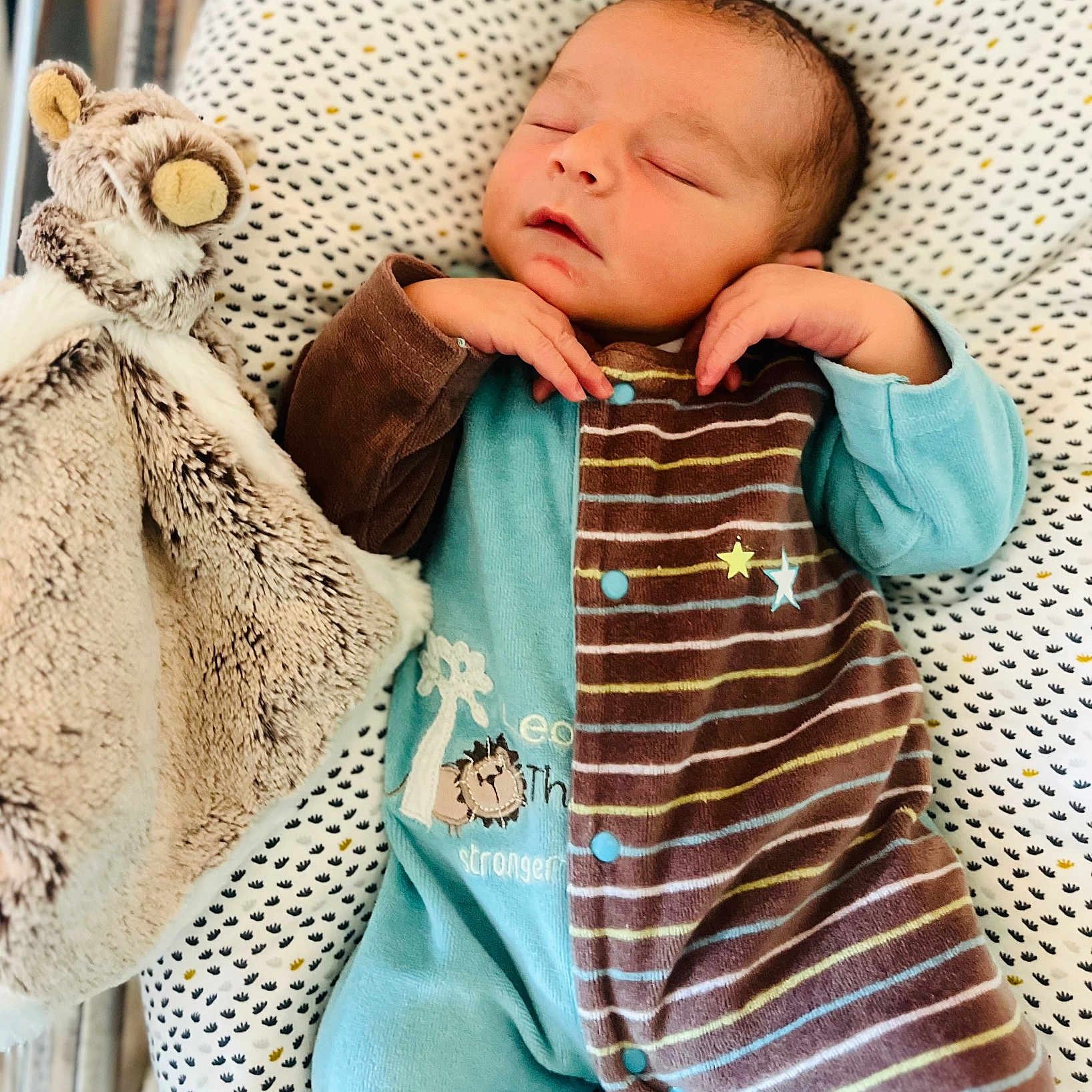 Soann participe au concours pour gagner de l'argent avec cette photo : baby, child, comfortable, cozy, cushion, cute, fabric, hand, indoor, infant, onesie, patterned, peaceful, plush_toy, portrait, resting, sleep, sleeping, soft_lighting, toy