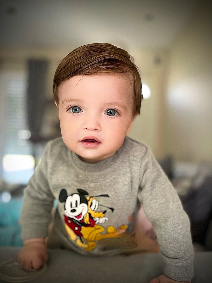 Ayden a rejoint le concours — aidez-le/la à gagner de superbes lots ! baby, baby_toddler_clothing, cheek, child, eyelash, face, flash_photography, flooring, fun, happy, iris, lip, neck, no_expression, nose, person, sitting, skin, sleeve, t_shirt