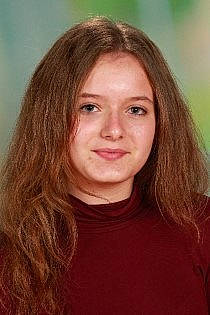 Tina participe au concours pour gagner de l'argent avec cette photo : brown_hair, chin, eyebrow, face, forehead, hair, hair_coloring, hairstyle, layered_hair, lip, long_hair, person, portrait, smile, step_cutting