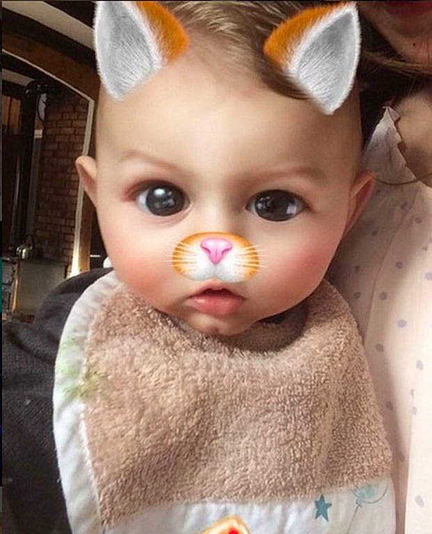 Louan participe au concours pour gagner de l'argent avec cette photo : baby, brown_hair, cat, cheek, child, doll, ear, eye, face, fawn, forehead, fur, head, iris, joy, nose, organ, person, skin, toddler
