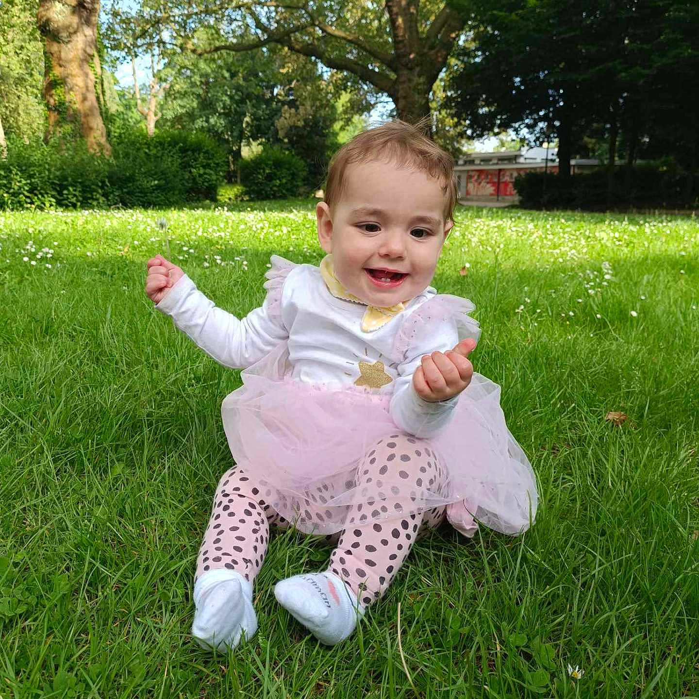 Liana participe au concours pour gagner de l'argent avec cette photo : baby, backyard, clothing, face, field, grass, head, lawn, nature, outdoors, pants, park, person, photography, plant, portrait, sitting, tree, vegetation, yard