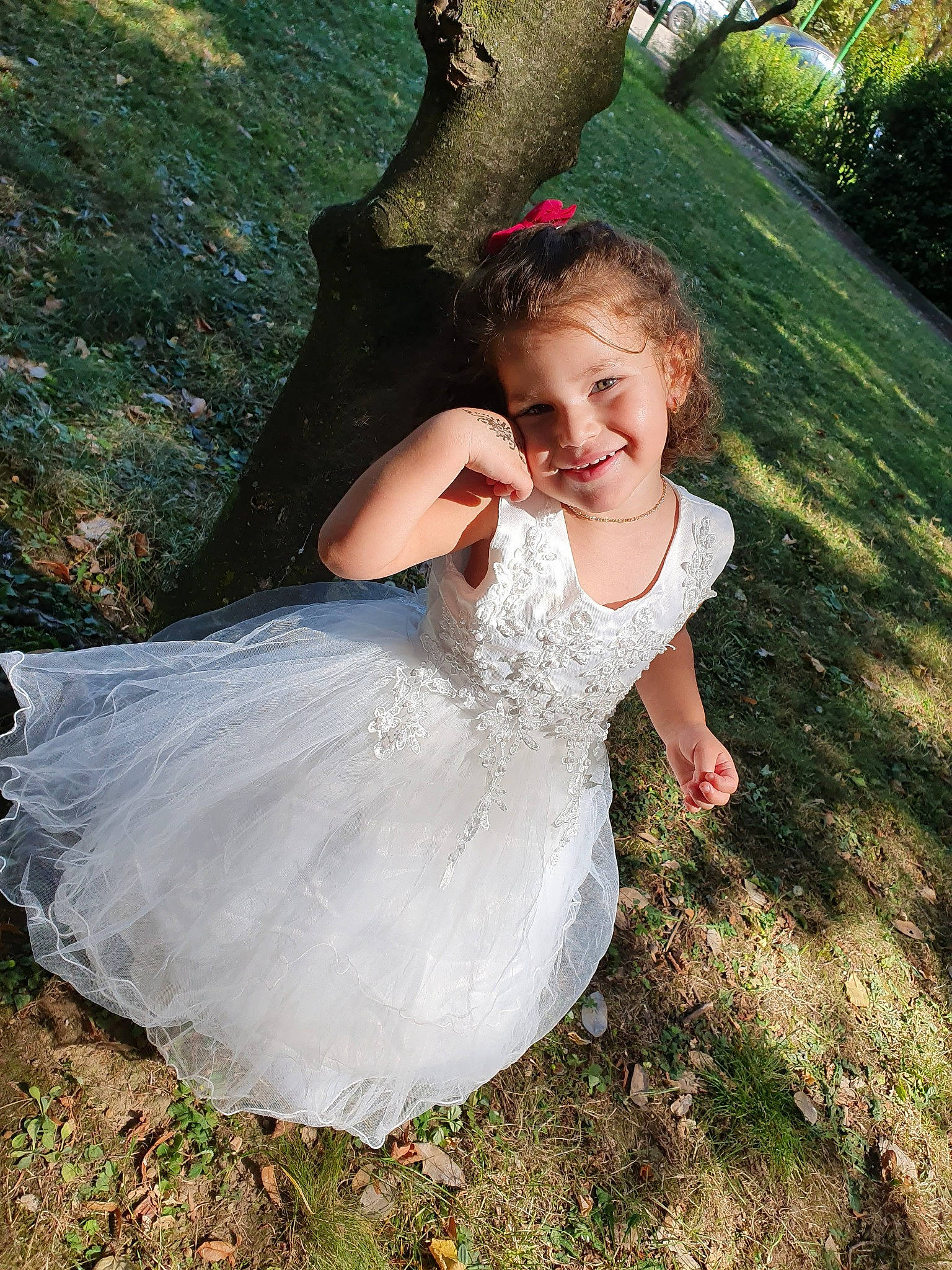 Khadija a rejoint le concours — aidez-le/la à gagner de superbes lots ! bridal_accessory, bridal_clothing, bridal_party_dress, bride, ceremony, child, clothing, dress, flower_girl, formal_wear, gown, grass, happy, joy, person, photograph, photography, plant, smile, tree