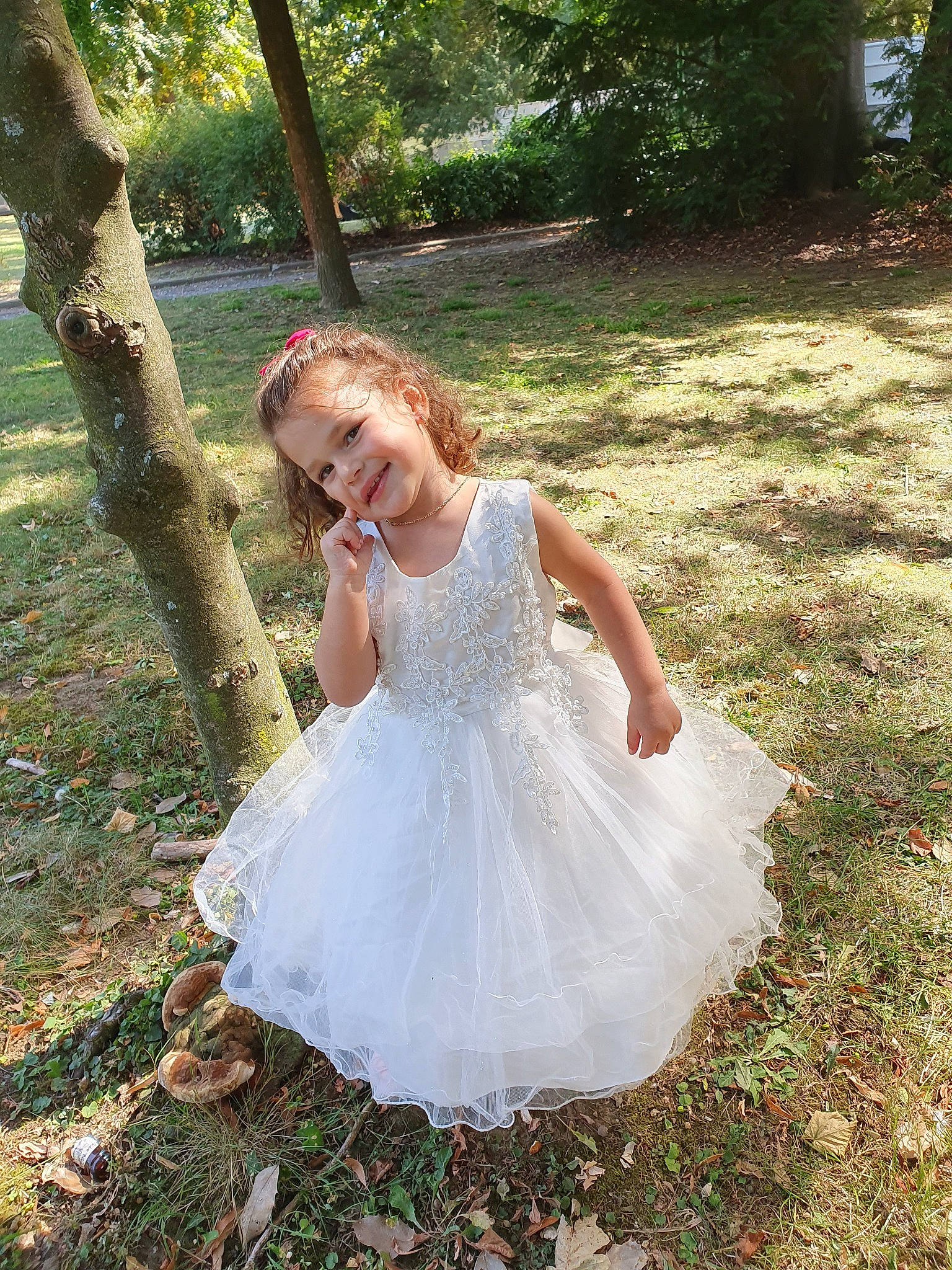 Khadija participe au concours pour gagner de l'argent avec cette photo : blond, bridal_accessory, bridal_clothing, bridal_party_dress, bride, ceremony, child, clothing, dress, event, flower_girl, gown, grass, person, photograph, photography, plant, tree, wedding, wedding_dress