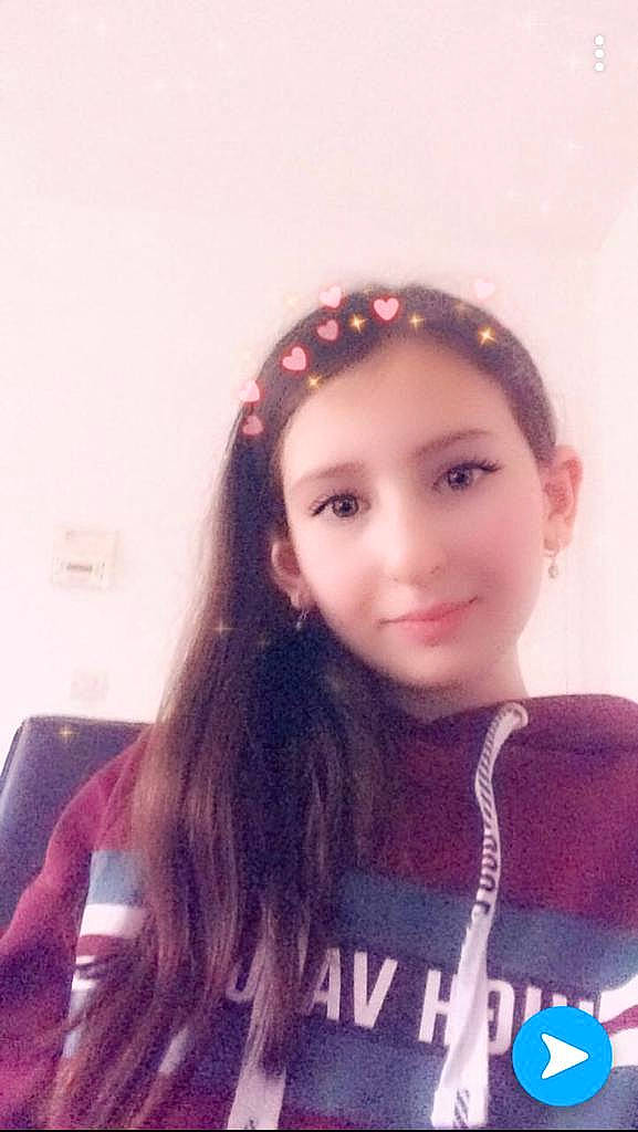 Syrine participe au concours pour gagner de l'argent avec cette photo : beauty, black_hair, chin, eyebrow, face, fashion_accessory, forehead, hair, hair_accessory, hairstyle, head, headgear, headpiece, jaw, lip, long_hair, nose, person, photography, selfie