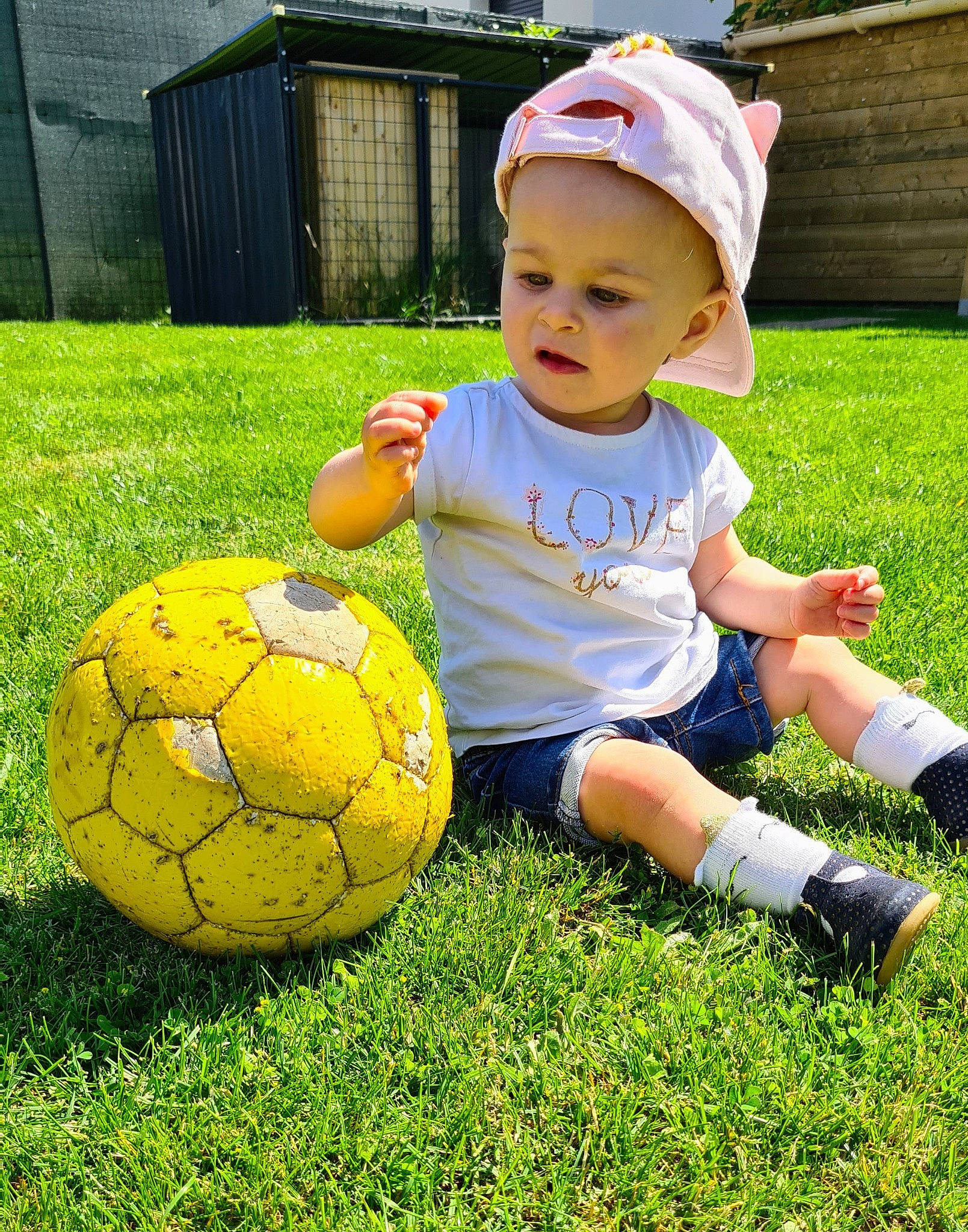 Tahïs a rejoint le concours — aidez-le/la à gagner de superbes lots ! baby, baby_toddler_clothing, ball, cap, football, fun, grass, grass_family, green, happy, headwear, lawn, leisure, people_in_nature, person, plant, player, playing_sports, shorts, soccer